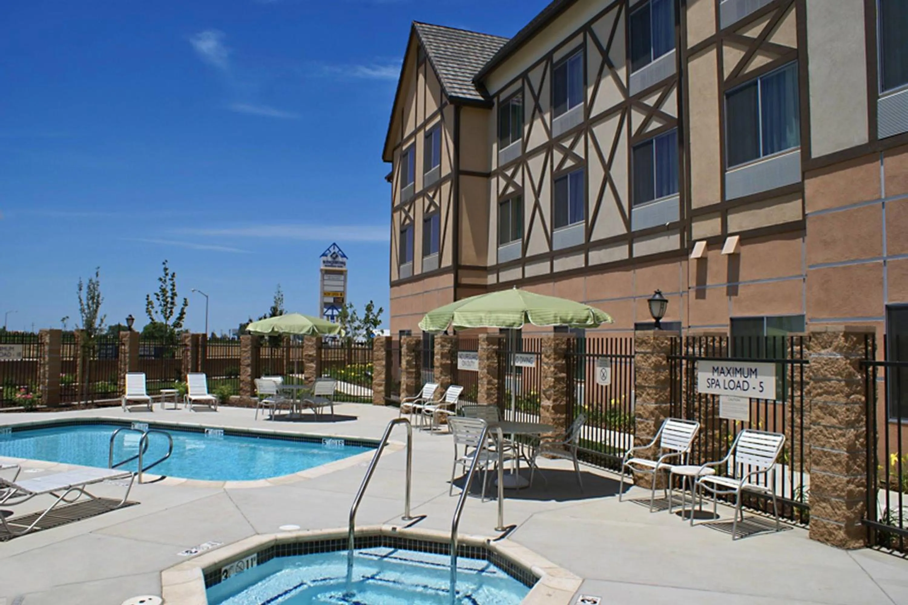 Swimming pool in Fairfield Inn & Suites by Marriott Selma Kingsburg