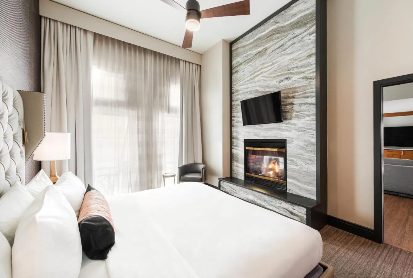 Bedroom, Bed in The Heathman Hotel Kirkland