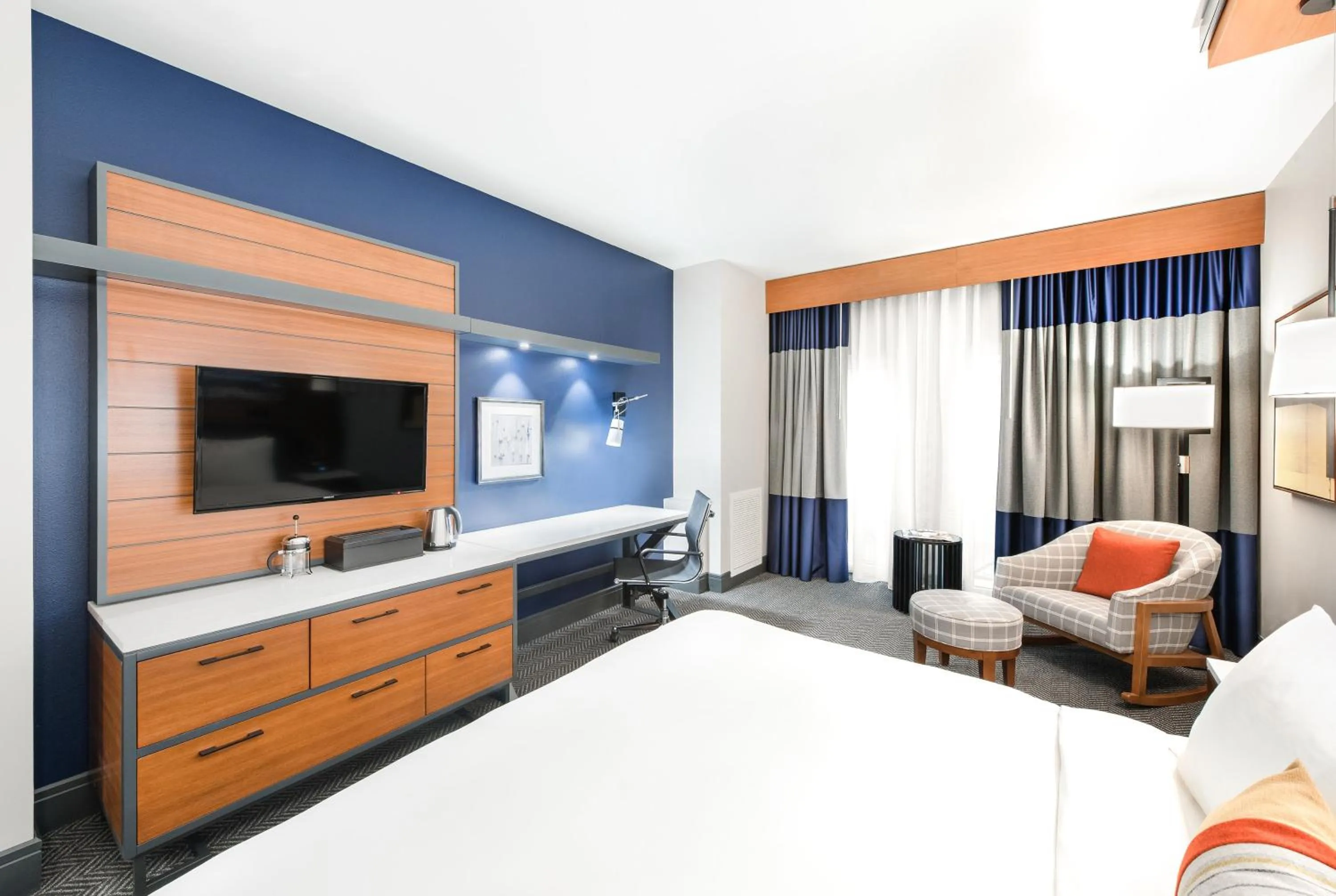 Seating area, Bed in The Heathman Hotel Kirkland