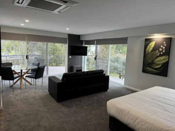 Balcony/Terrace, Bed in Yarrawonga Mulwala Golf Club