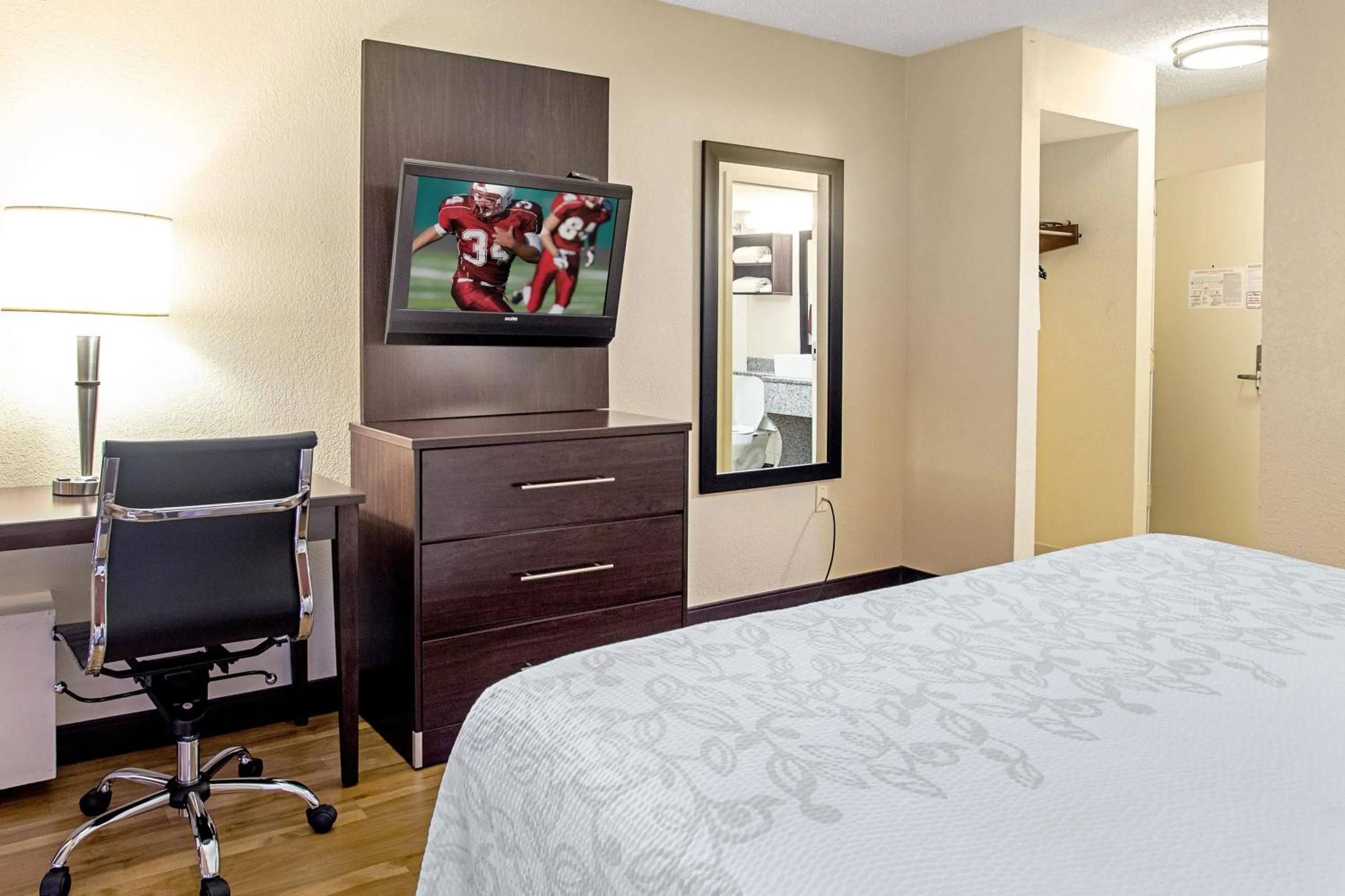 Bedroom in Red Roof Inn PLUS+ Wichita East