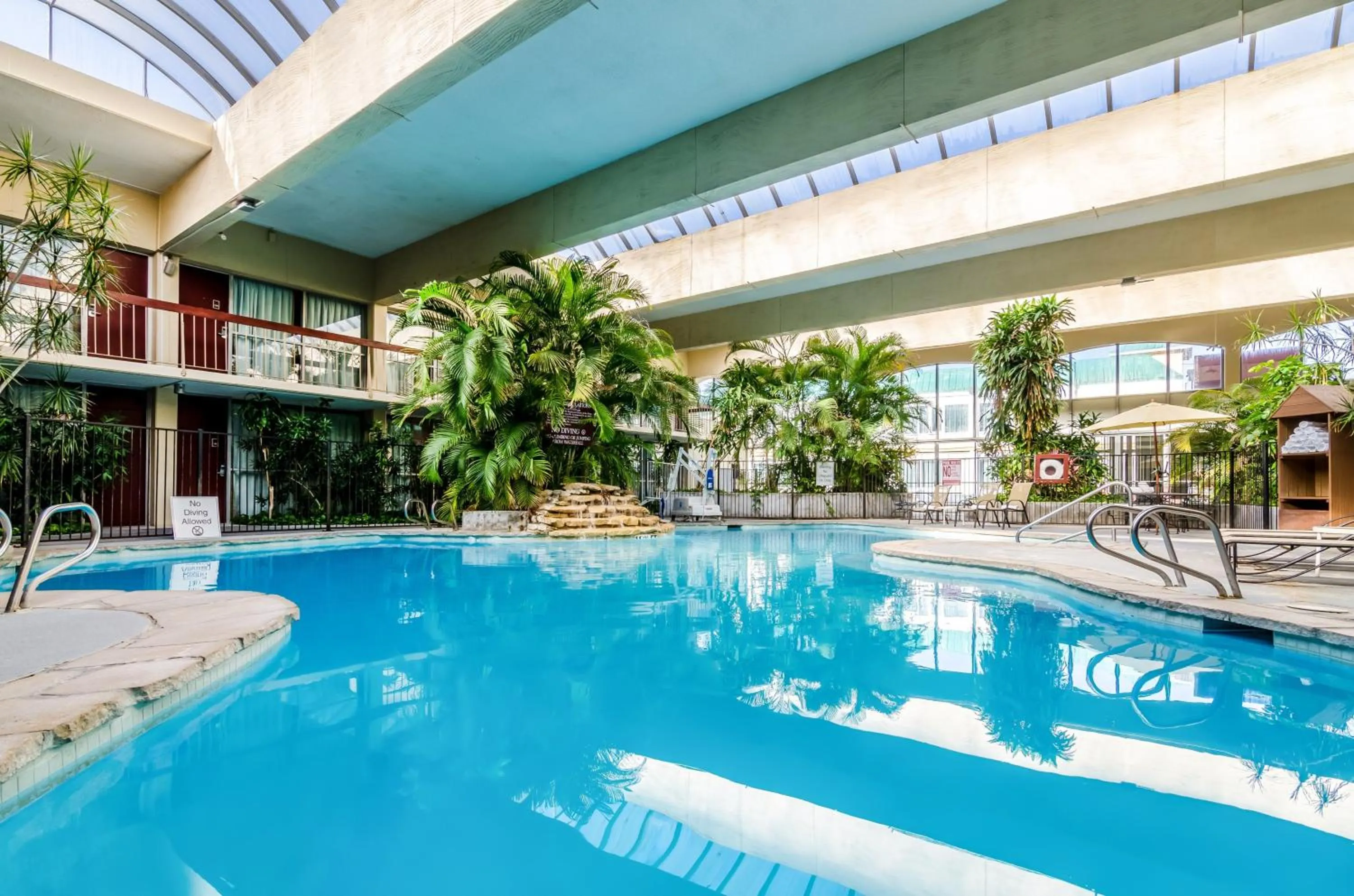 Swimming pool in Red Roof Inn PLUS+ Wichita East