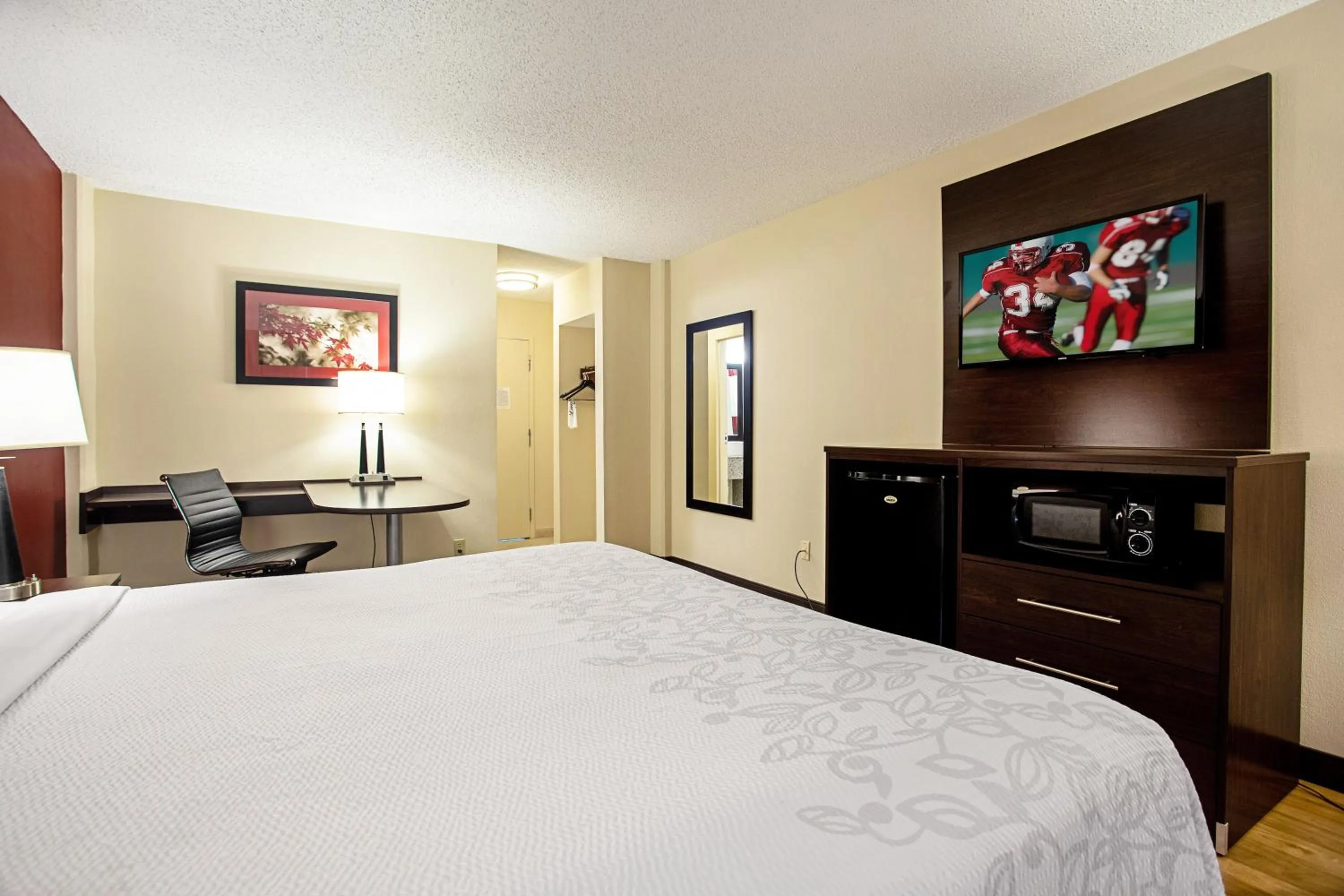 Bedroom in Red Roof Inn PLUS+ Wichita East