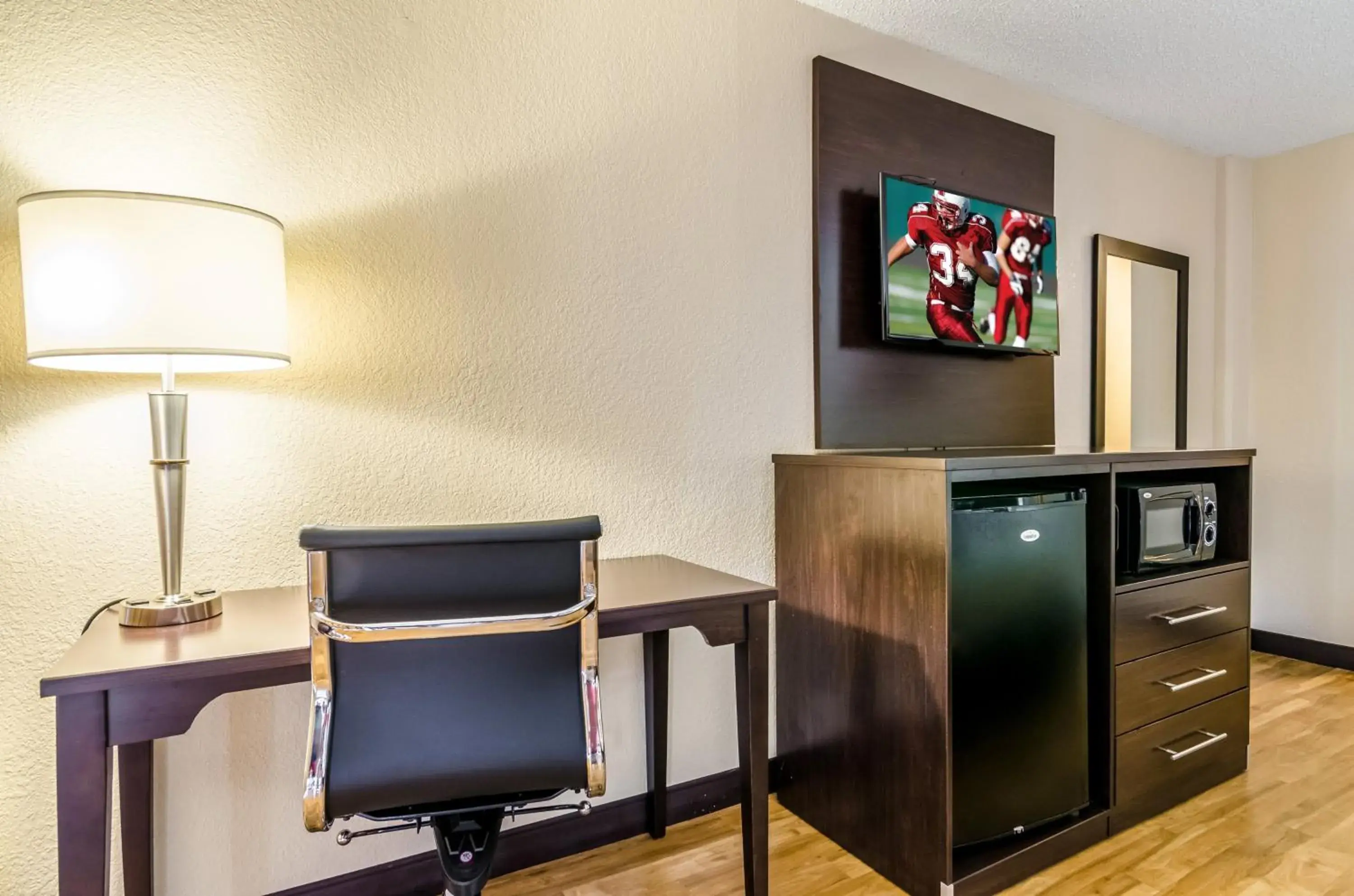 Deluxe King Room Poolside Smoke Free in Red Roof Inn PLUS+ Wichita East Deluxe King Room Poolside Smoke Free in Red Roof Inn PLUS+ Wichita East