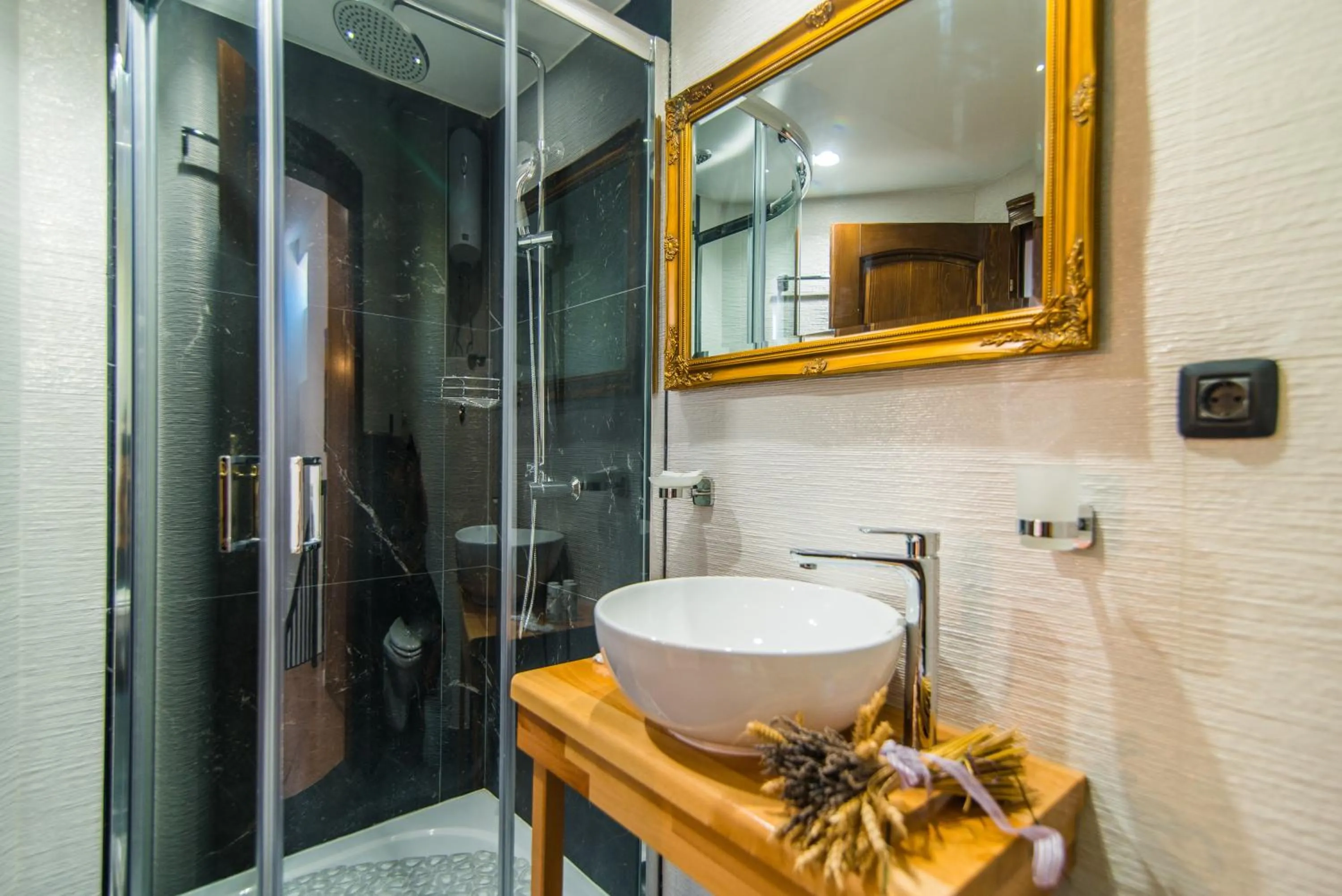 Shower in Bella Natka Bed and Breakfast