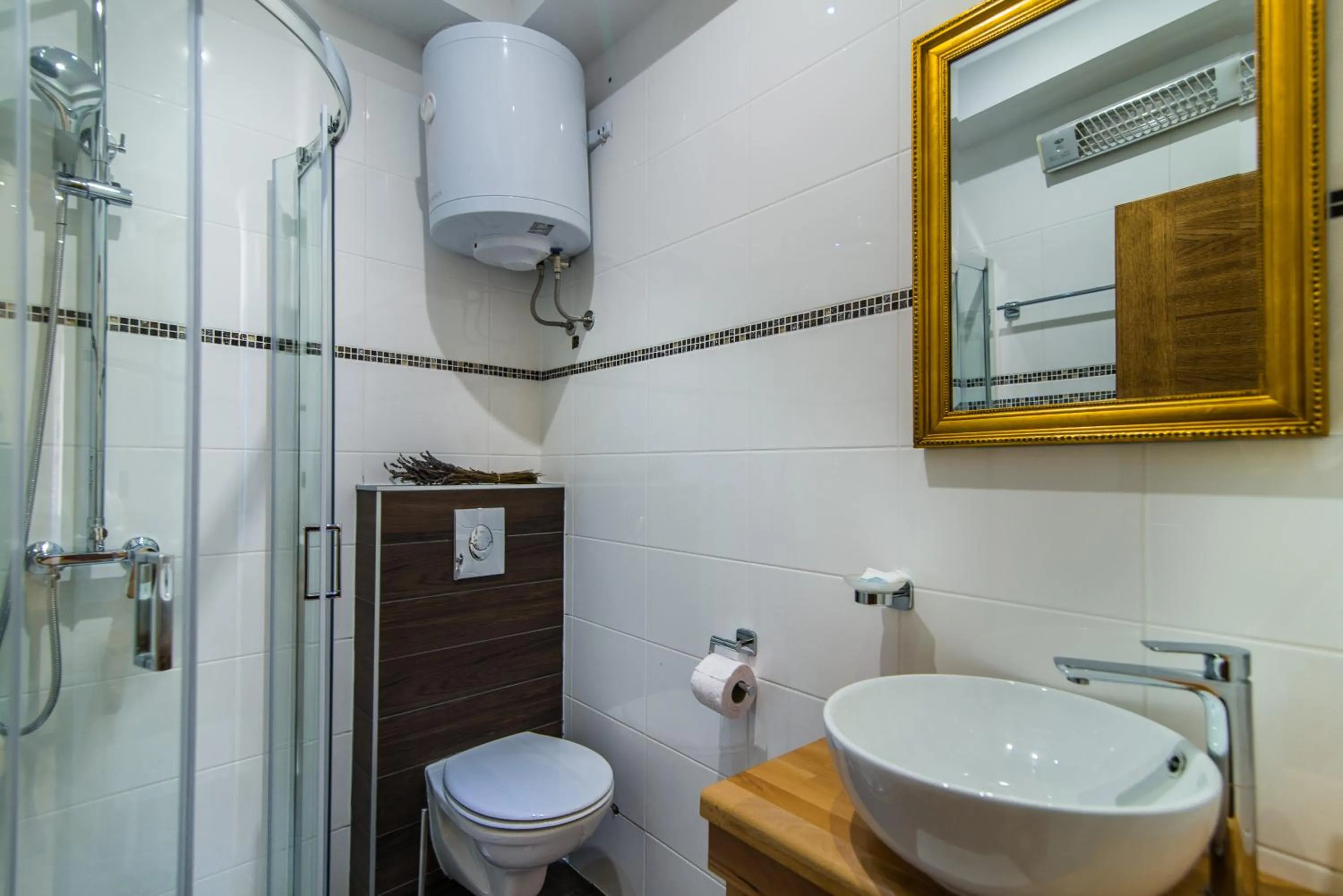 Shower in Bella Natka Bed and Breakfast
