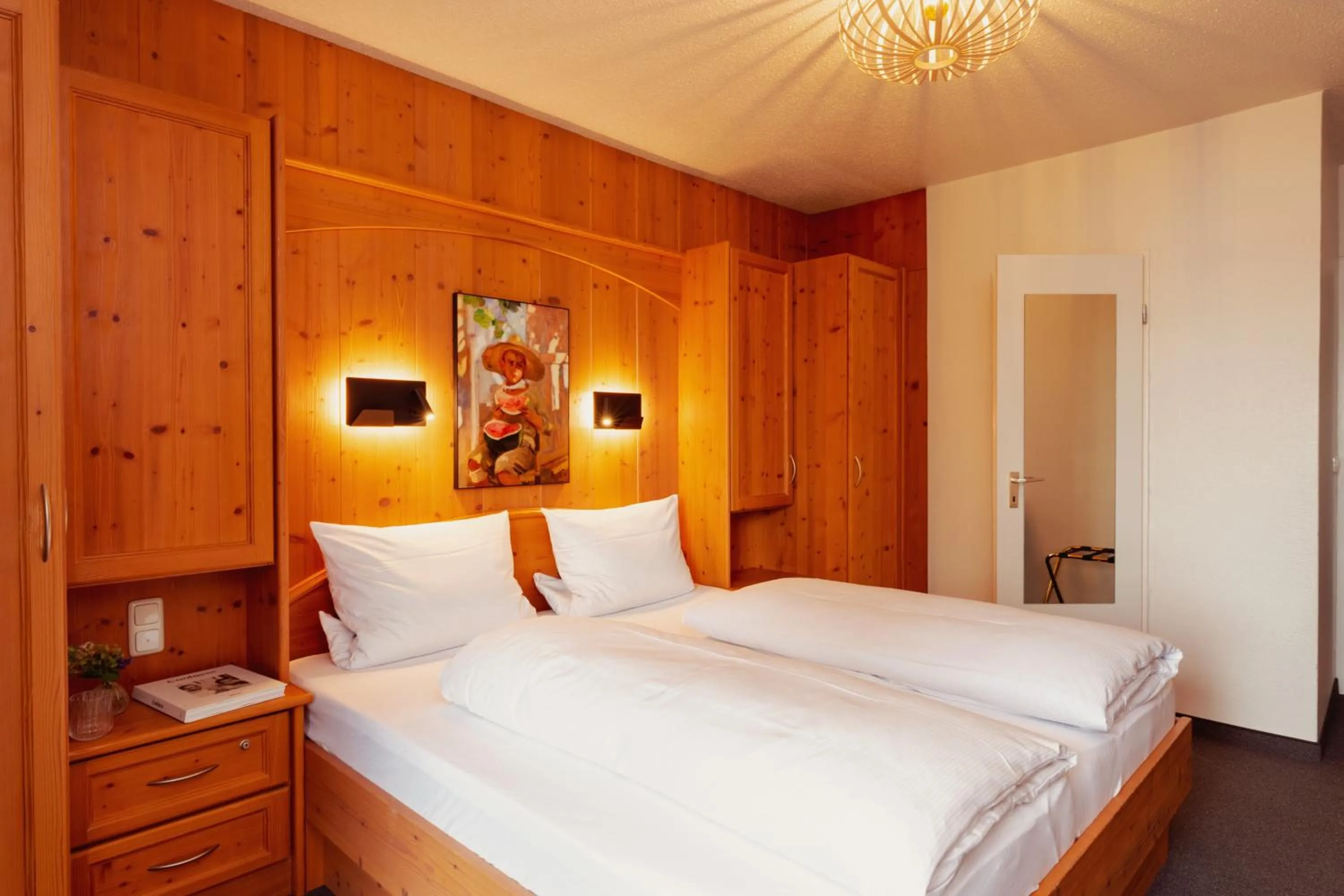 Photo of the whole room, Bed in Strandhotel SüdSee Diessen am Ammersee