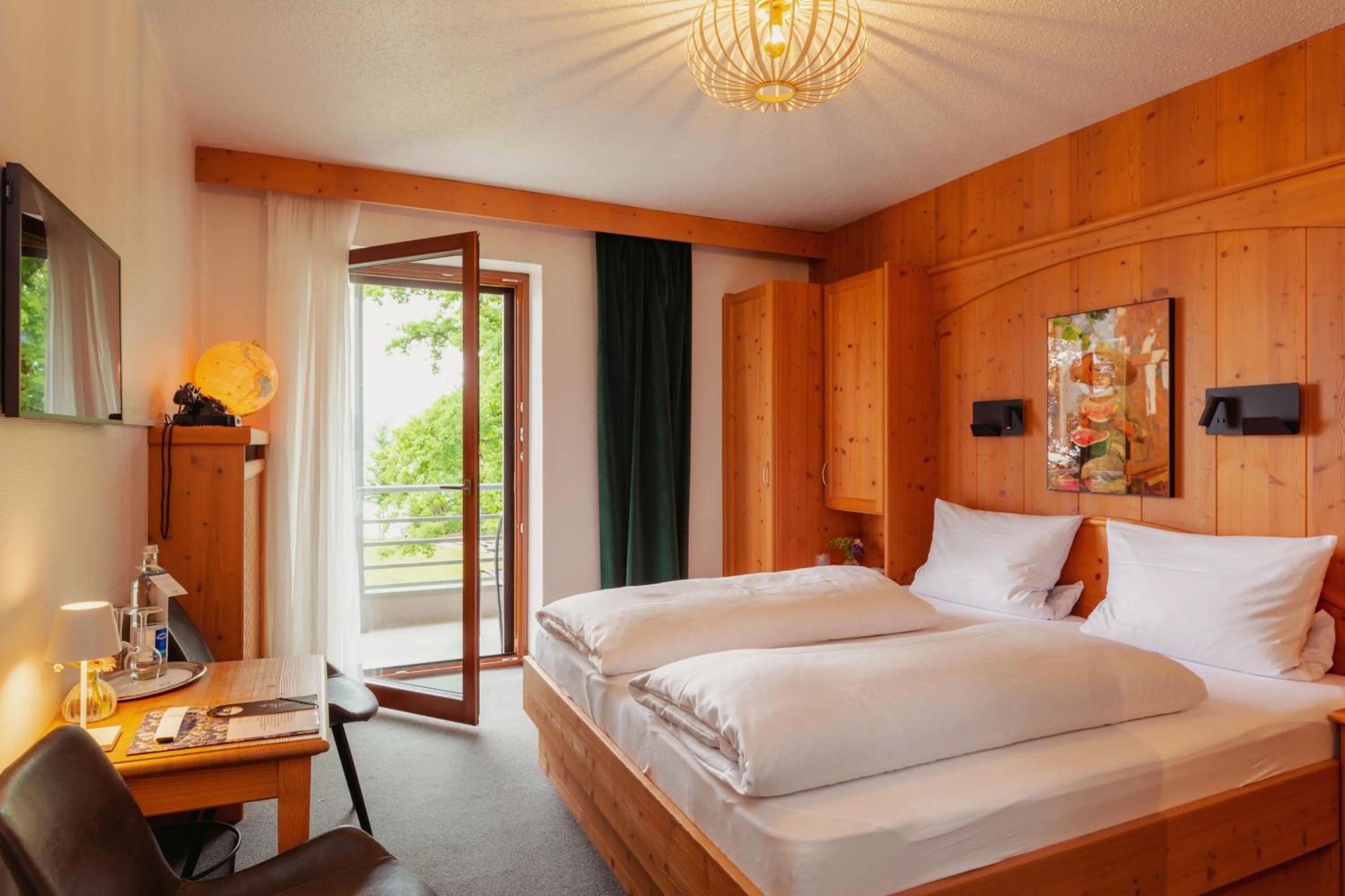 Photo of the whole room, Bed in Strandhotel SüdSee Diessen am Ammersee