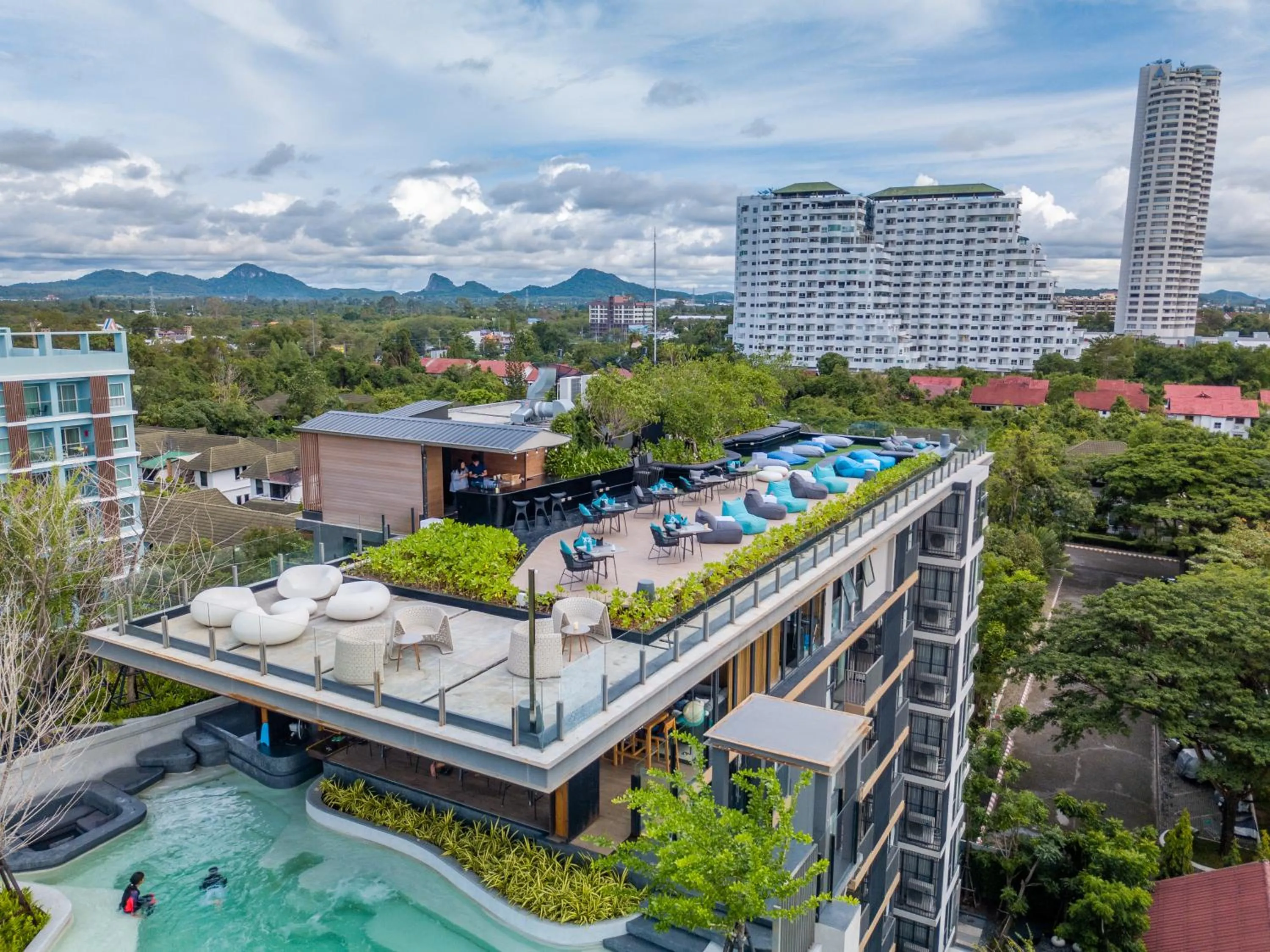 Restaurant/places to eat in Seaphere Pattaya Hotel by Elite Suites