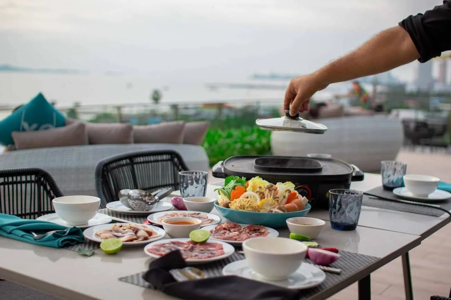 Food and drinks in Seaphere Pattaya Hotel by Elite Suites