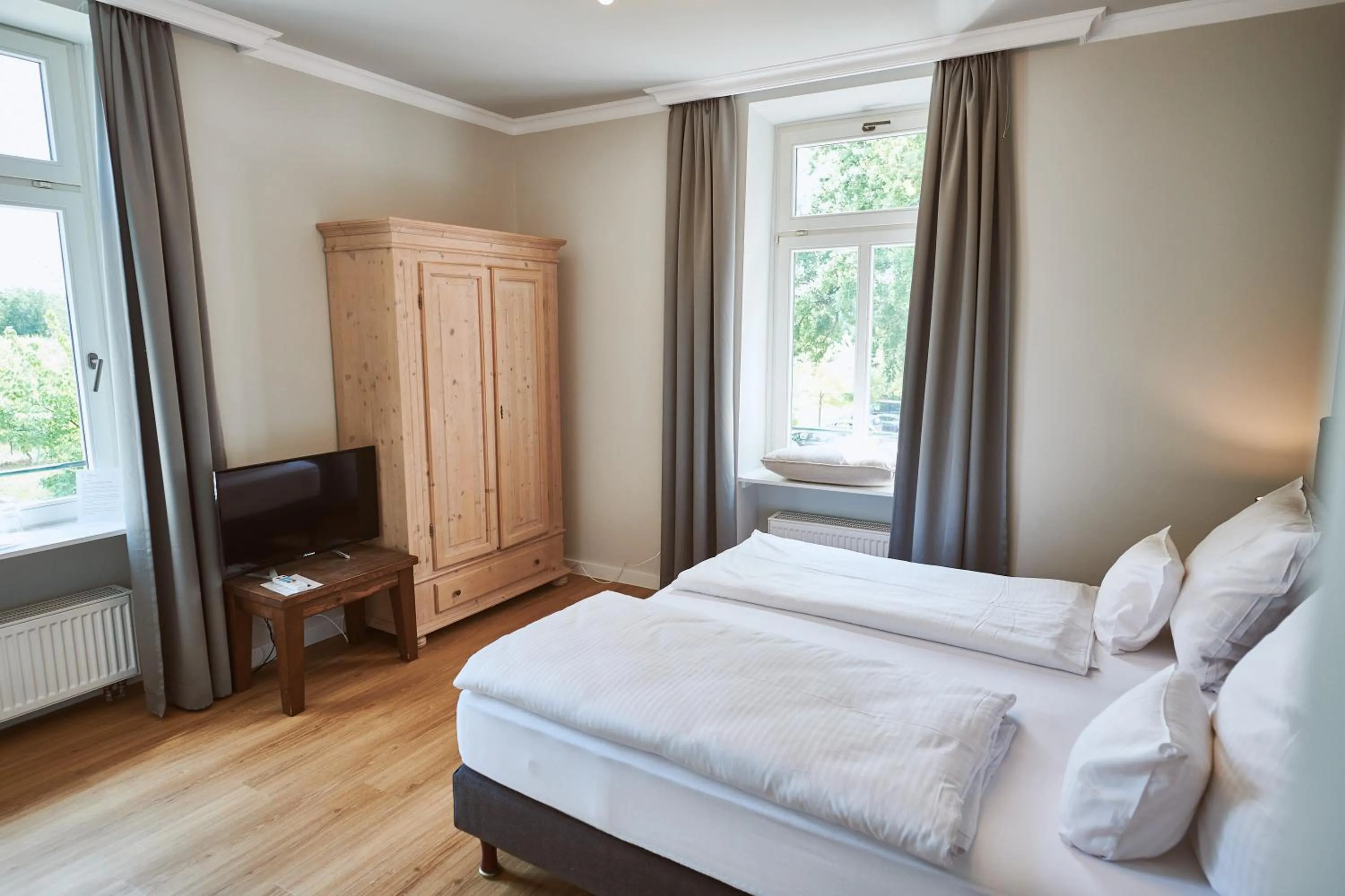 Bedroom, Bed in Gutshotel Baron Knyphausen