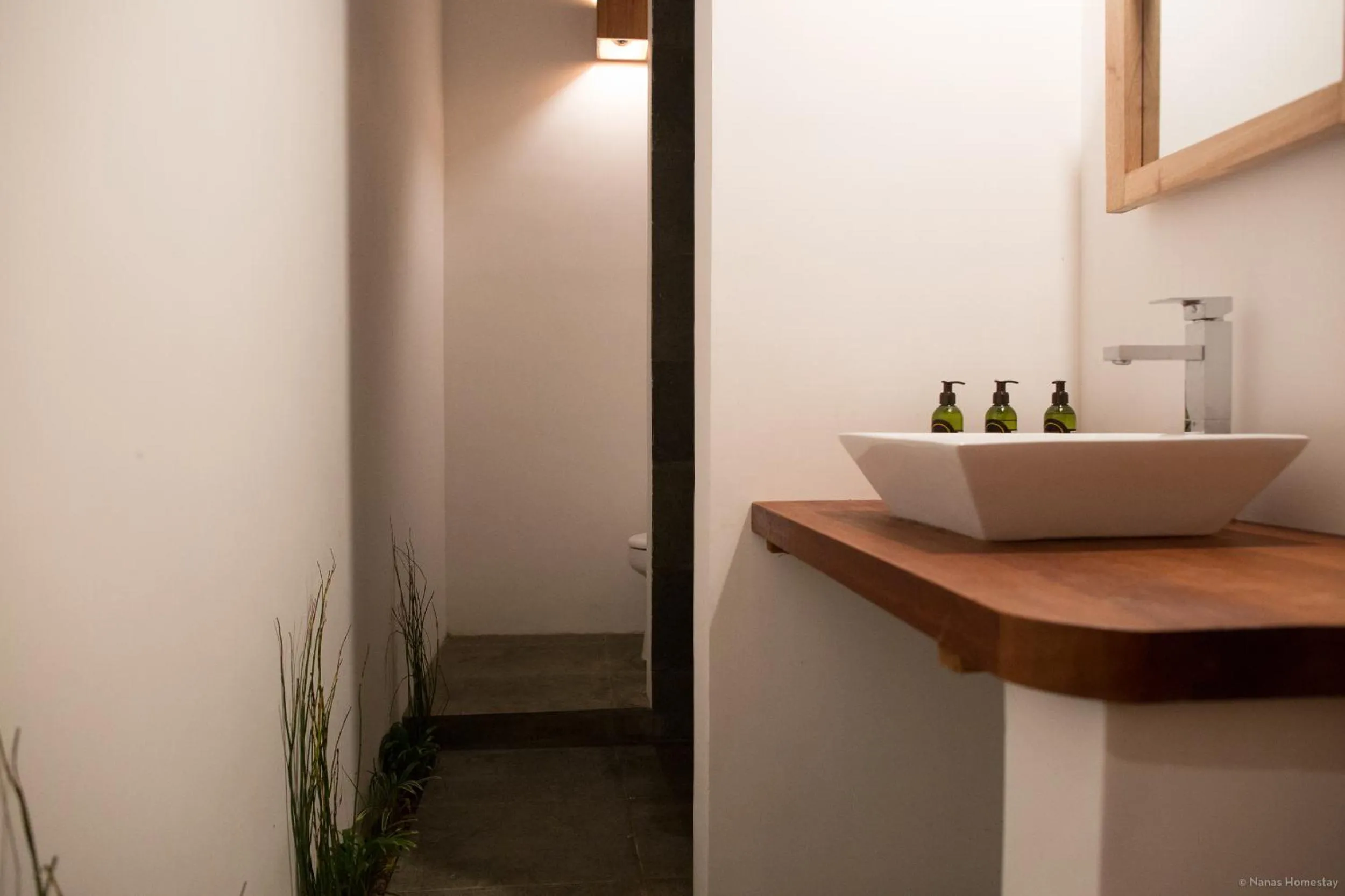 Shower in Nanas Homestay bungalow
