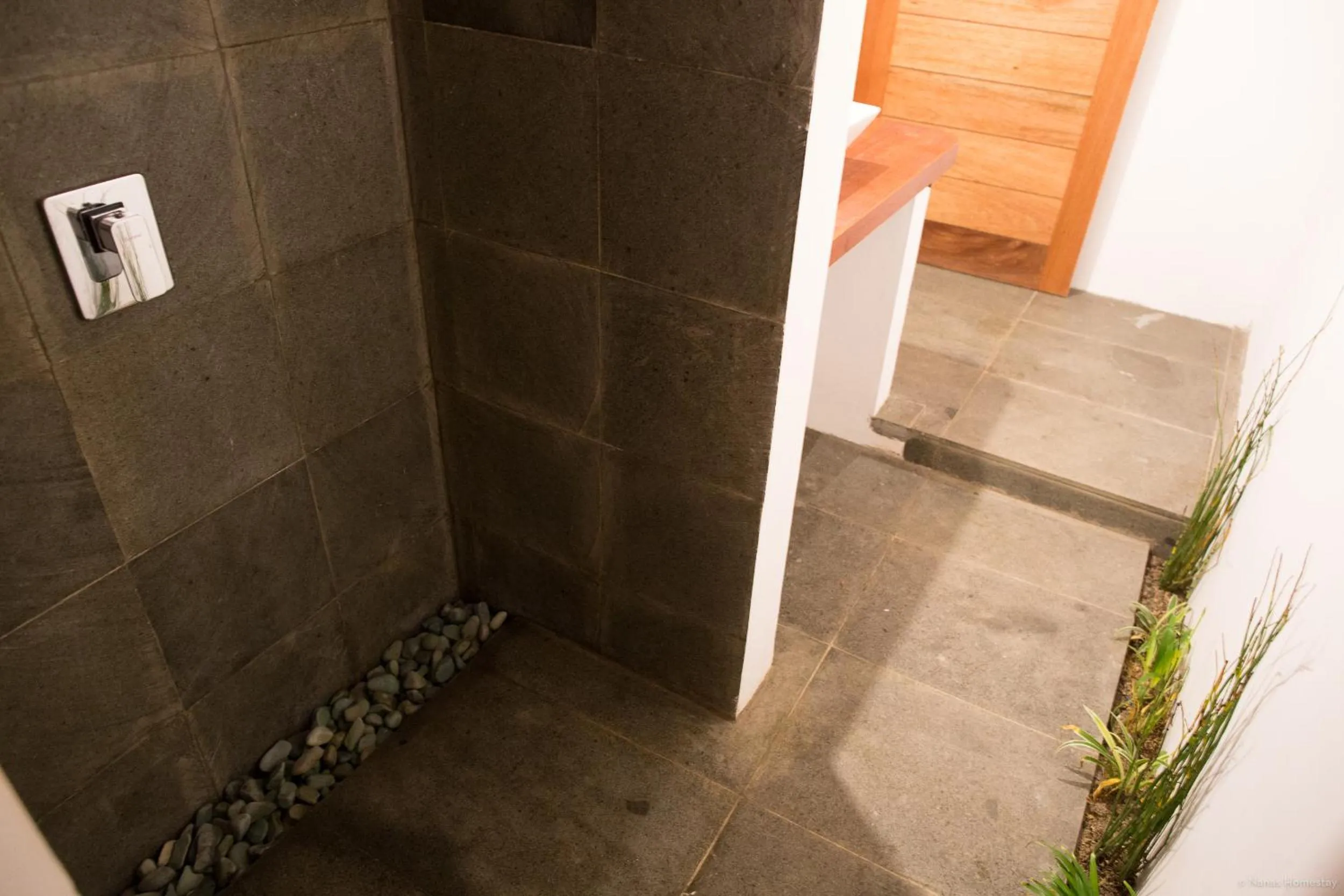 Shower in Nanas Homestay bungalow