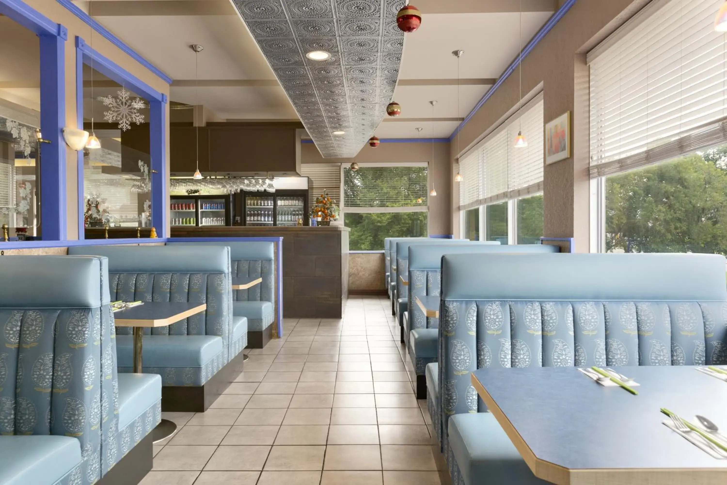 Restaurant/places to eat in Colonial Square Inn & Suites Restaurant/places to eat in Colonial Square Inn & Suites