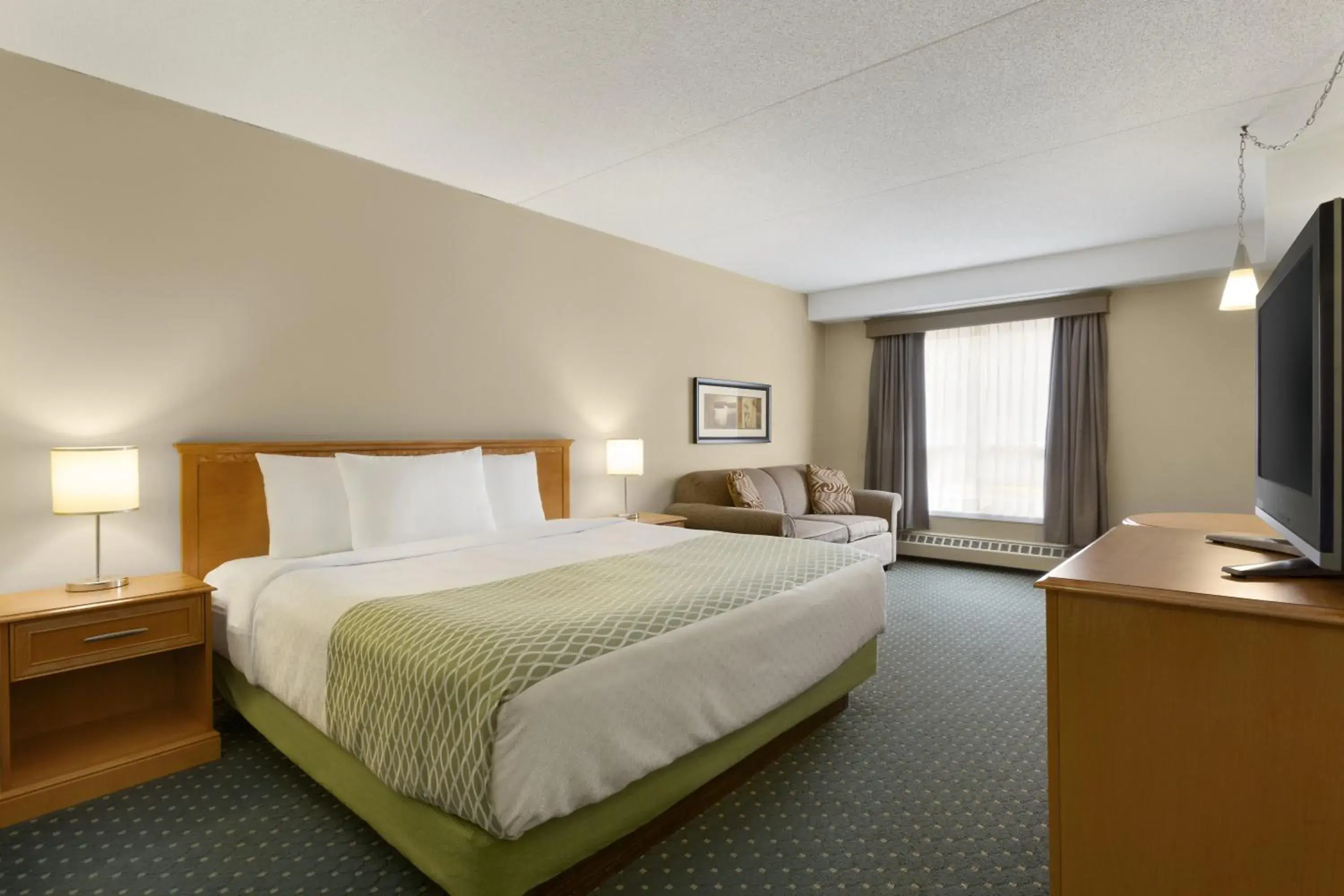 Bedroom, Bed in Colonial Square Inn & Suites Bedroom, Bed in Colonial Square Inn & Suites