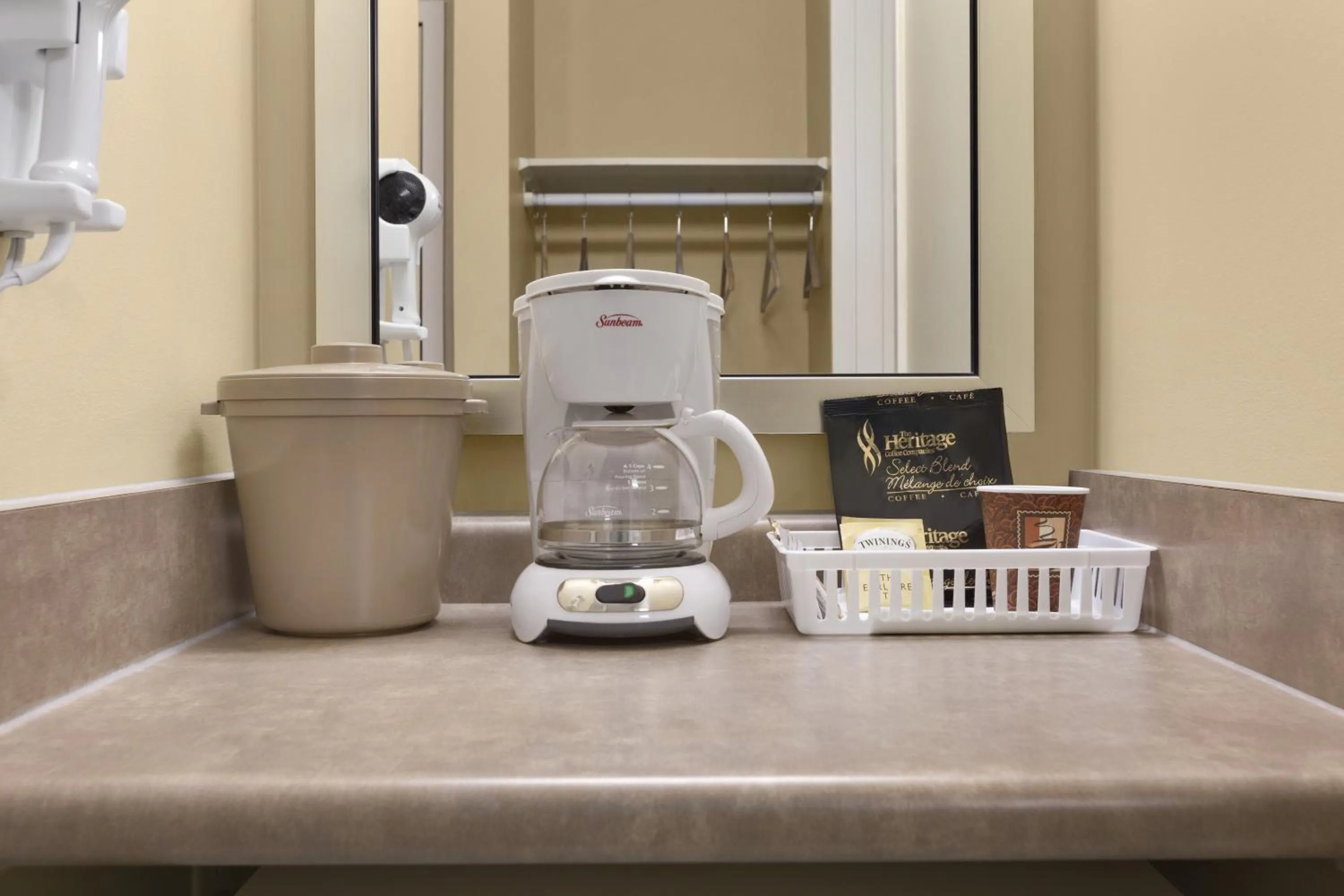 Coffee/tea facilities in Colonial Square Inn & Suites