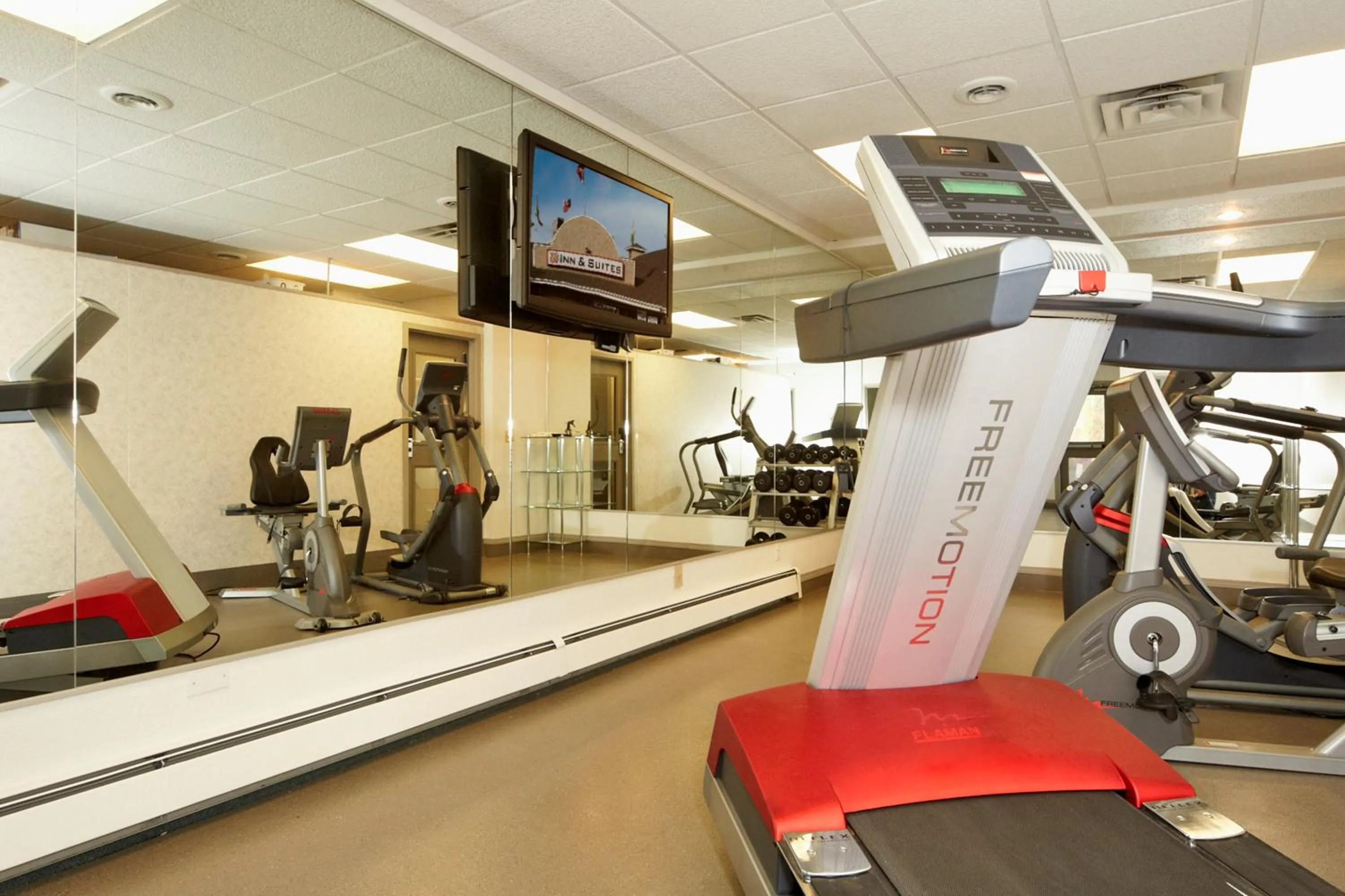 Fitness centre/facilities in Colonial Square Inn & Suites