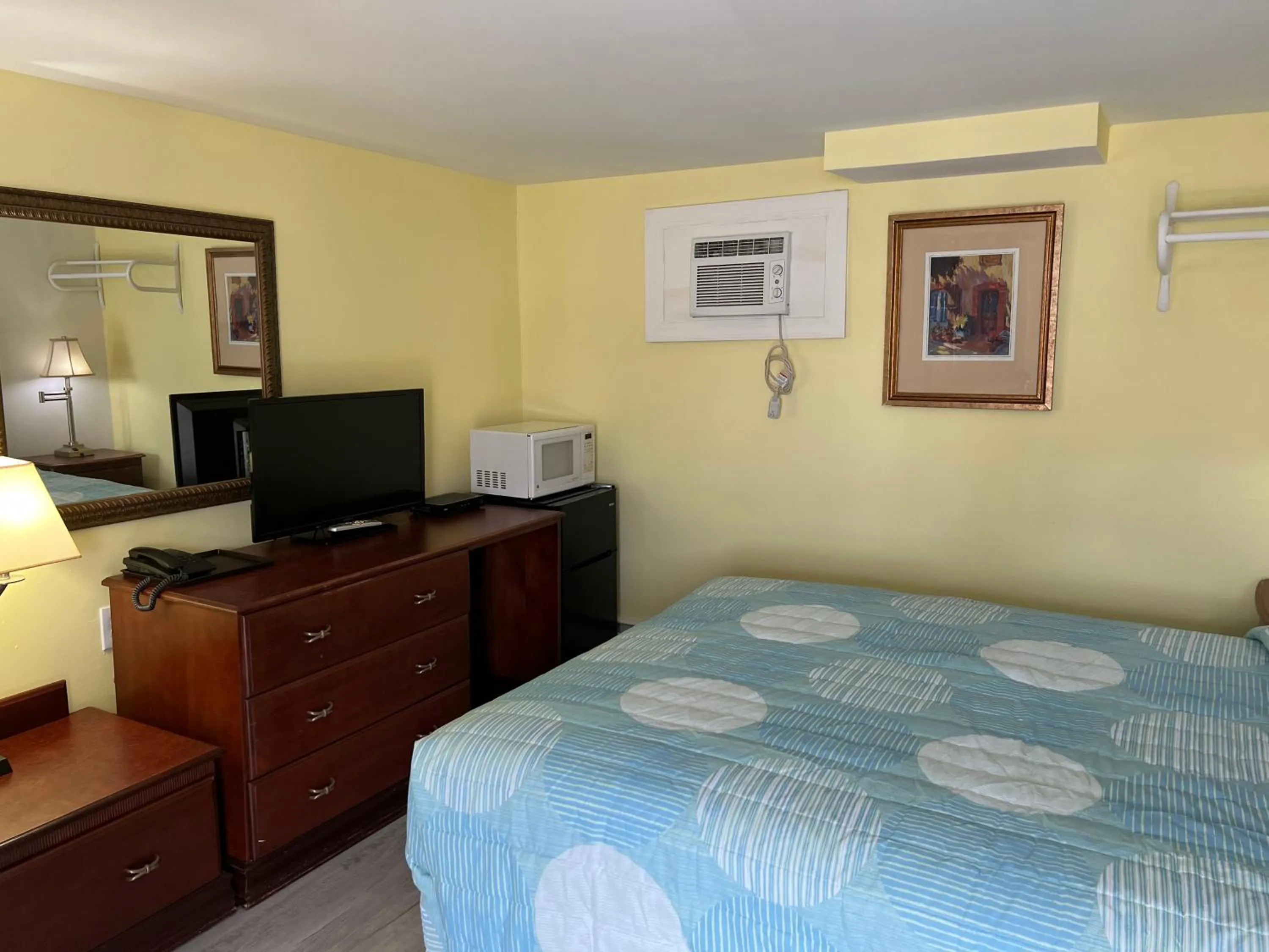 Photo of the whole room, Bed in Budget Inn Motel Suites Somers Point