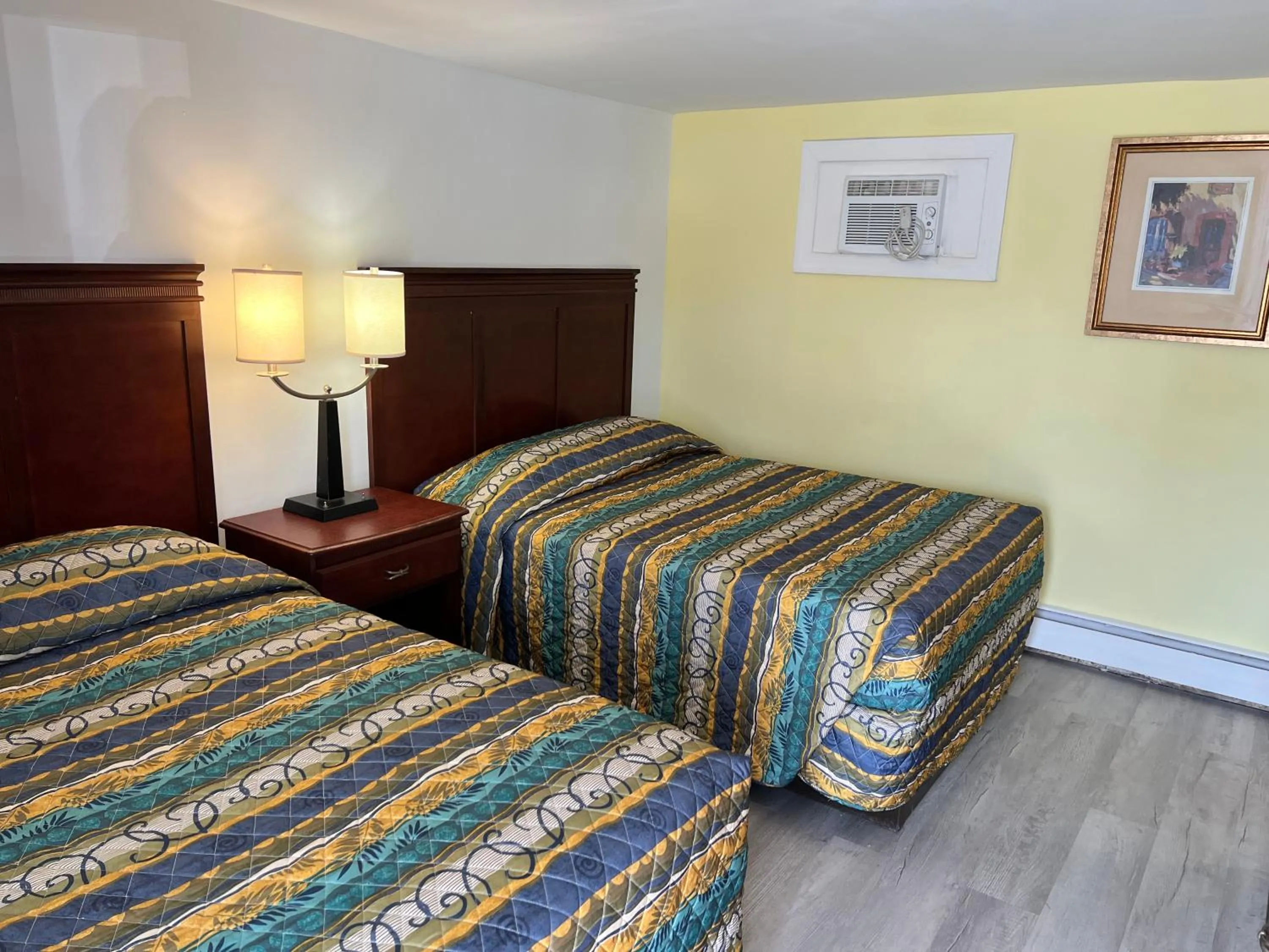 Bedroom, Bed in Budget Inn Motel Suites Somers Point