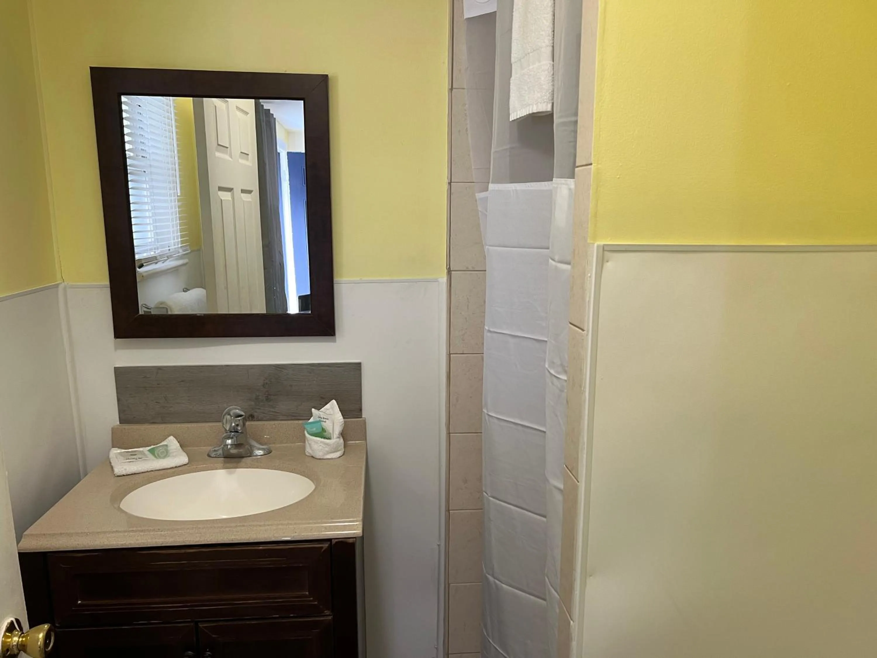 Bathroom in Budget Inn Motel Suites Somers Point