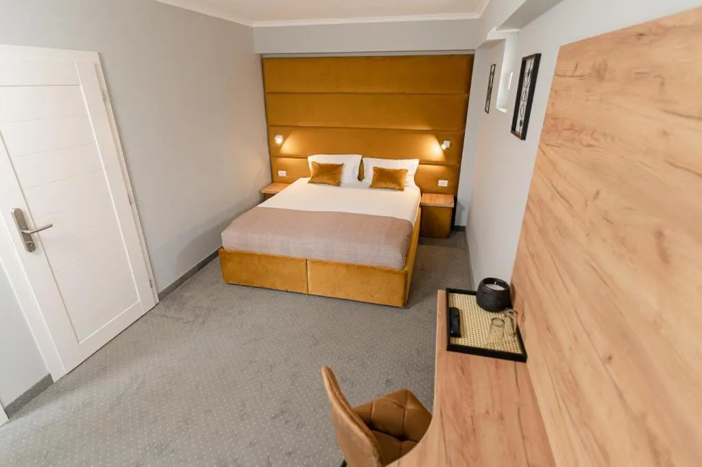 Bed in Pensiunea Elisei