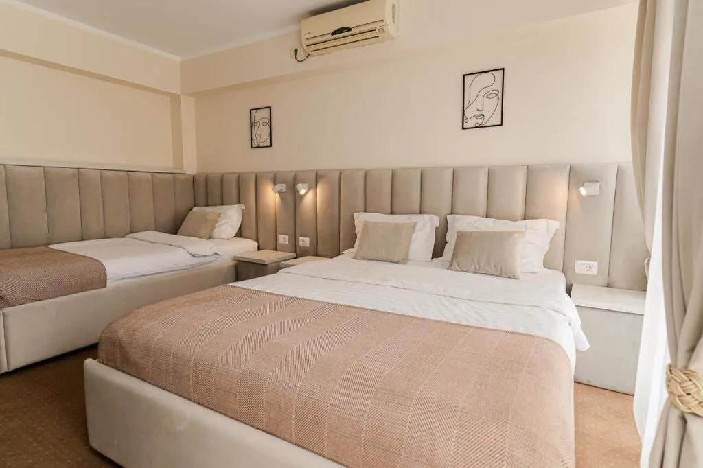 Bed in Pensiunea Elisei