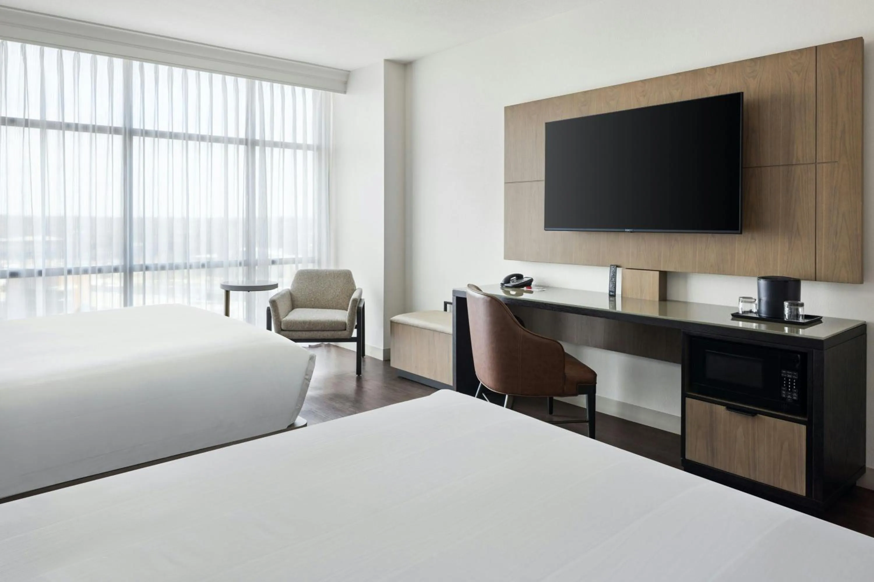 Photo of the whole room, Bed in Marriott Bloomington Normal Hotel and Conference Center