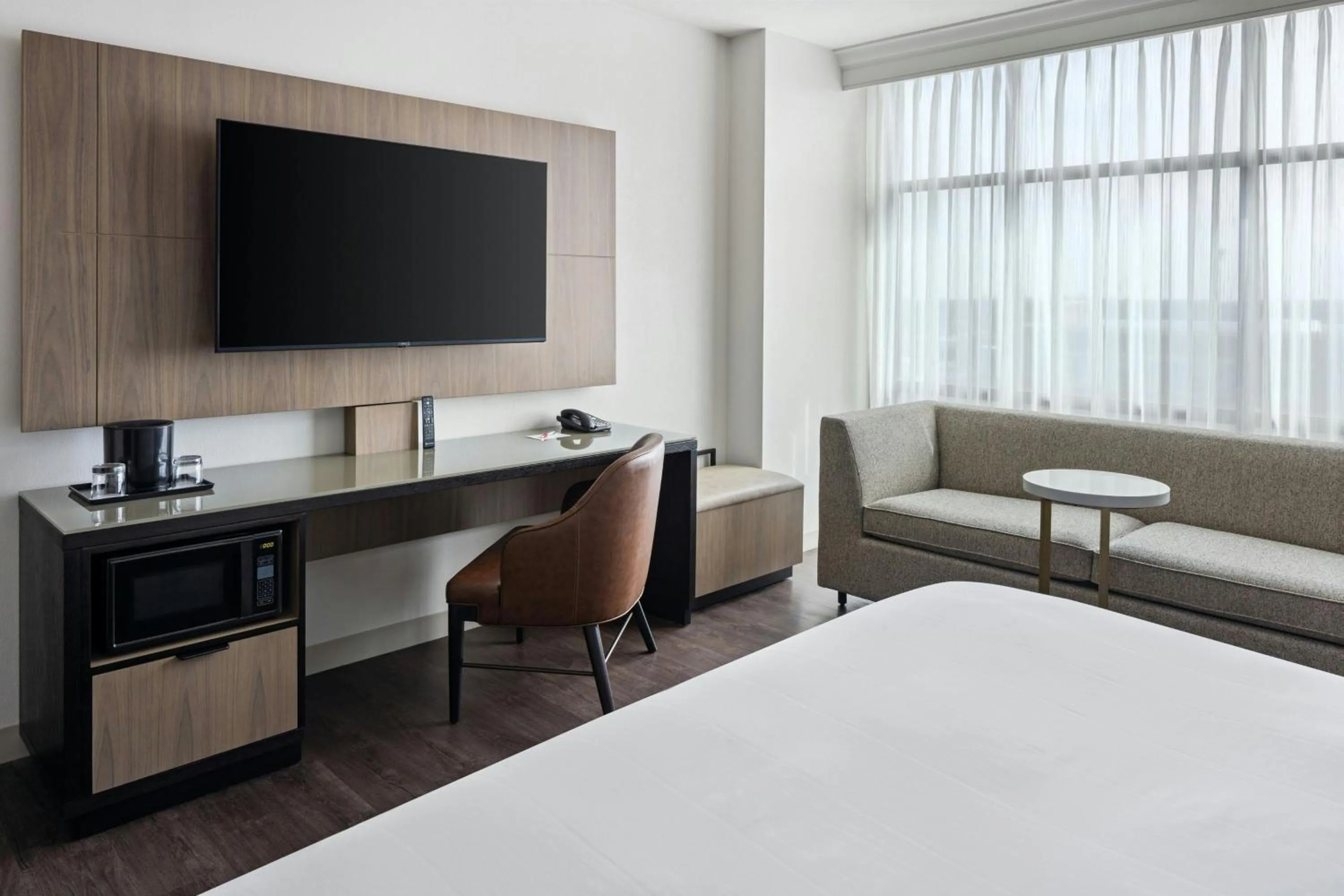 Photo of the whole room, Bed in Marriott Bloomington Normal Hotel and Conference Center