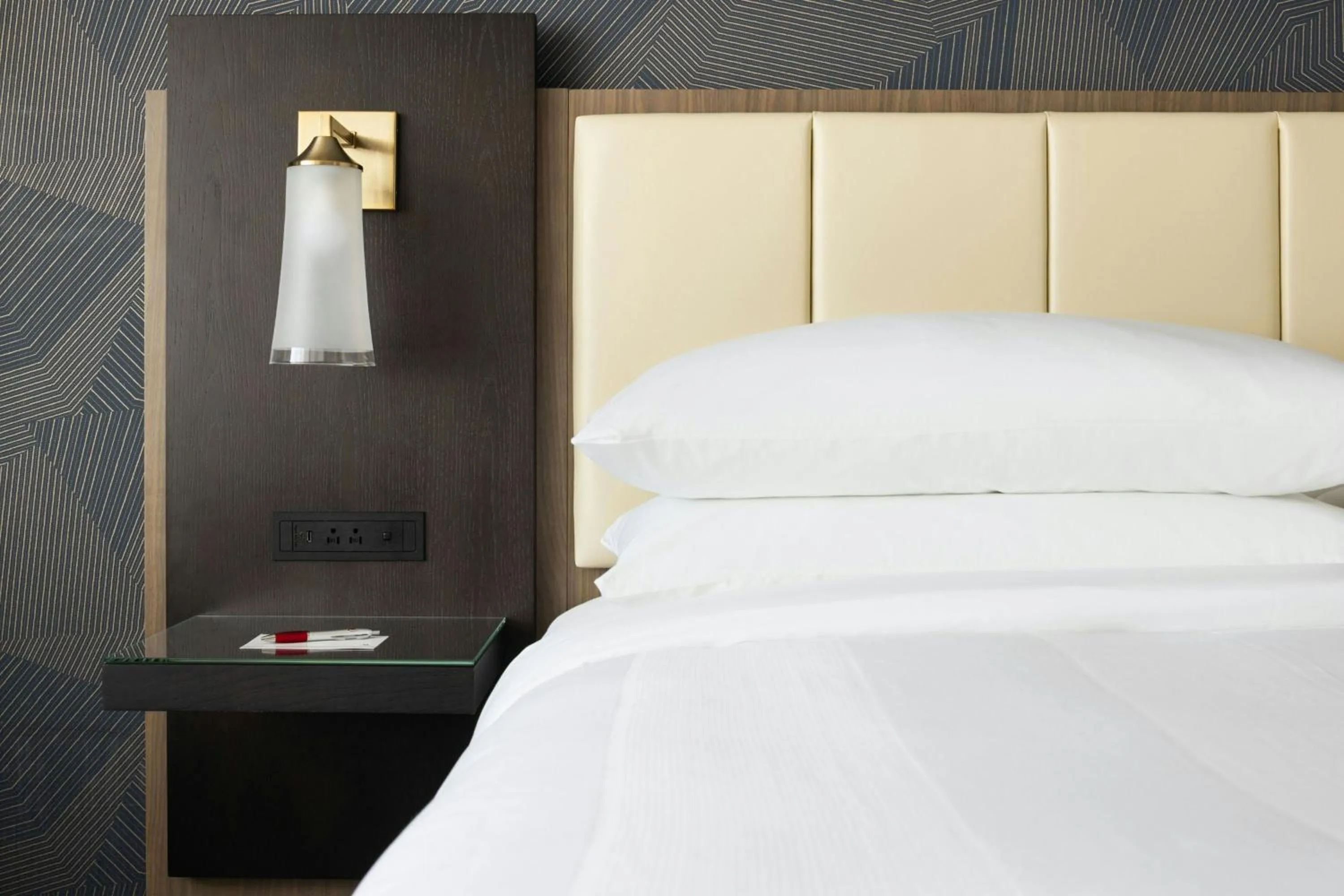 Photo of the whole room, Bed in Marriott Bloomington Normal Hotel and Conference Center