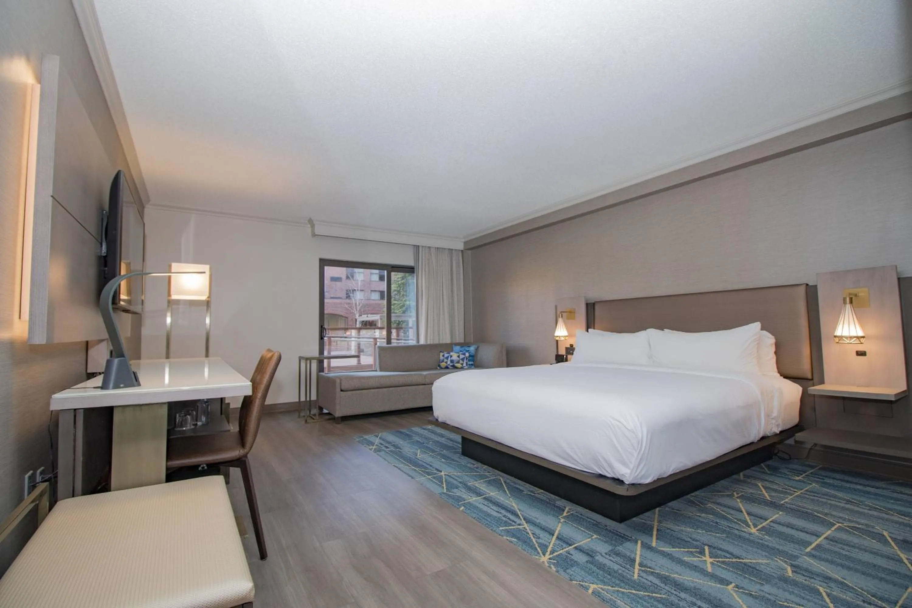 Swimming pool, Bed in Marriott Providence Downtown