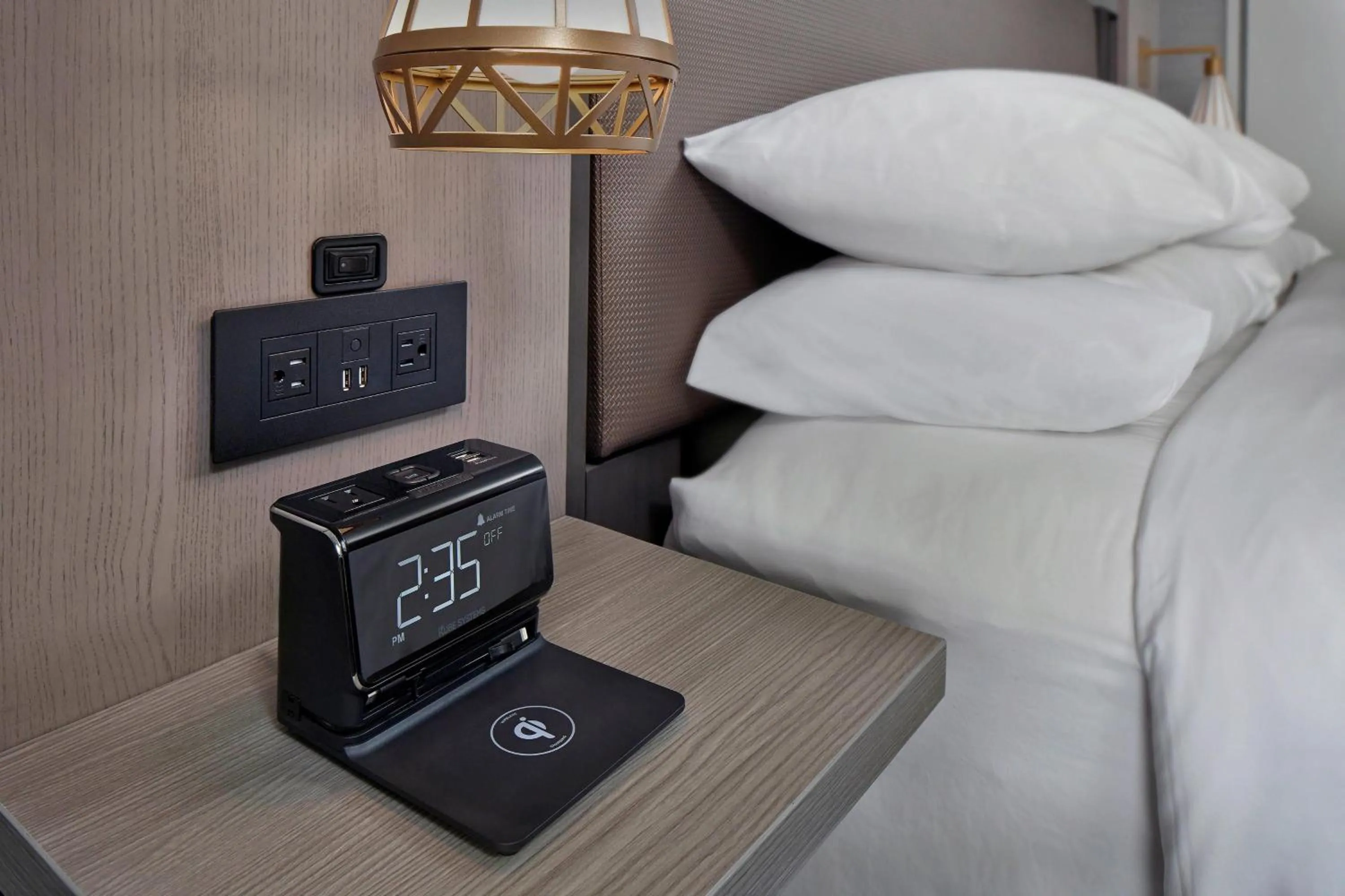 Photo of the whole room, Bed in Marriott Providence Downtown