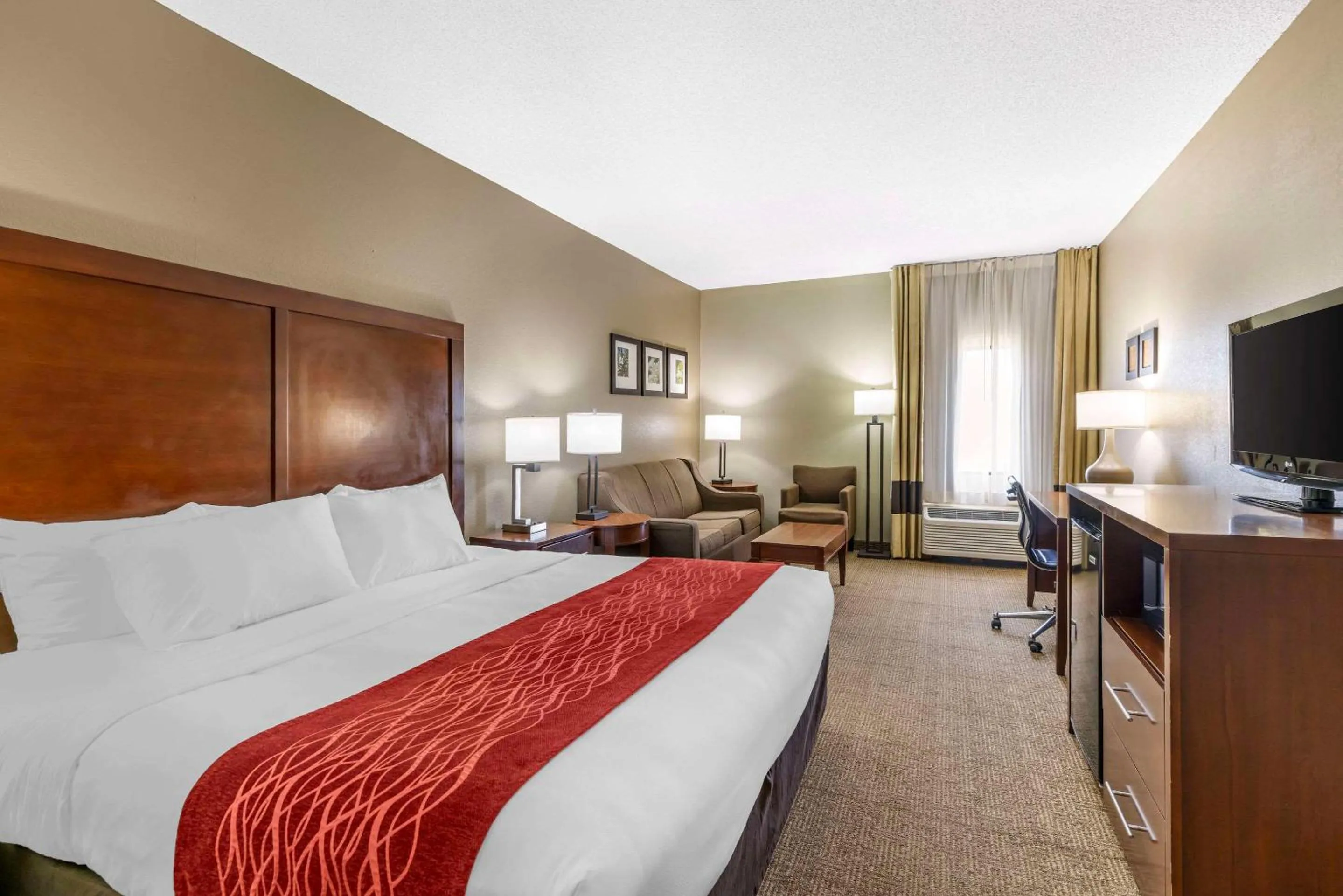 Bedroom in Comfort Inn Grain Valley