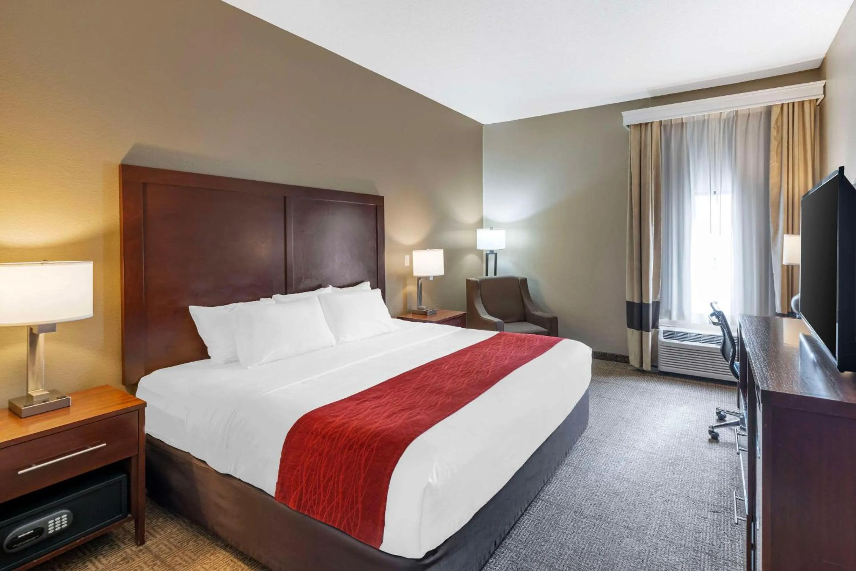 Bedroom in Comfort Inn Grain Valley