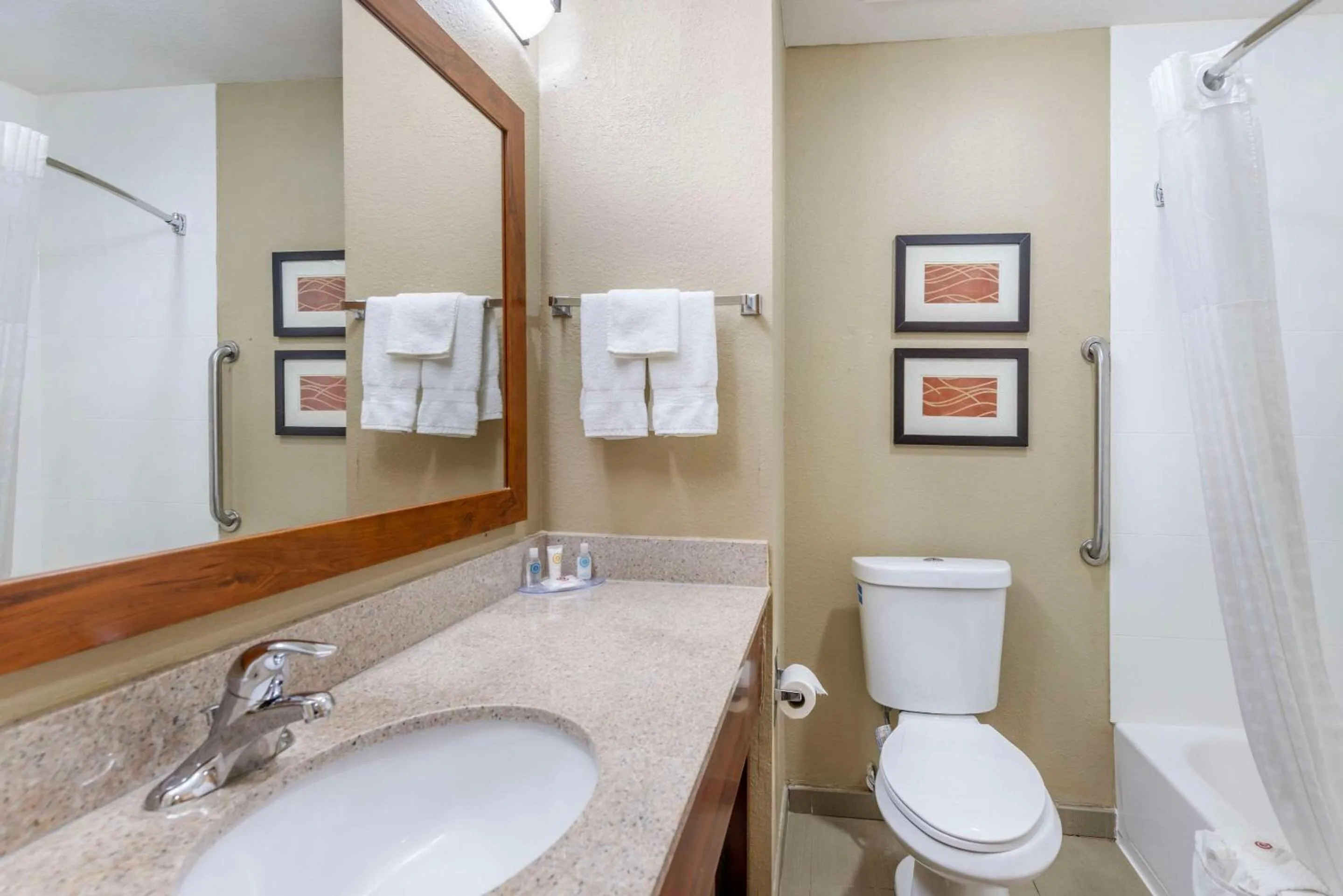 Bedroom in Comfort Inn Grain Valley