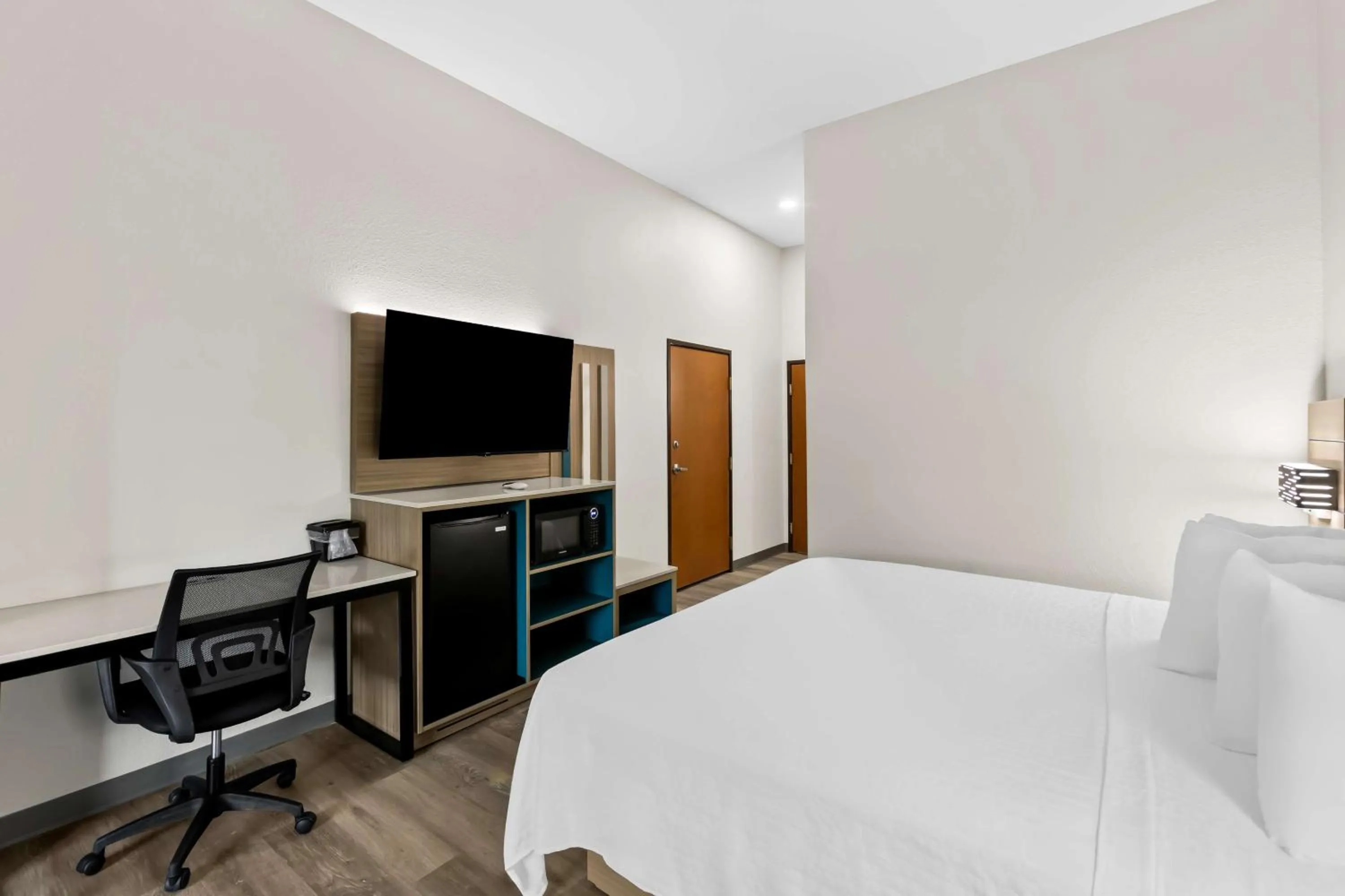 Bedroom, Bed in Sonesta Essential Beaumont