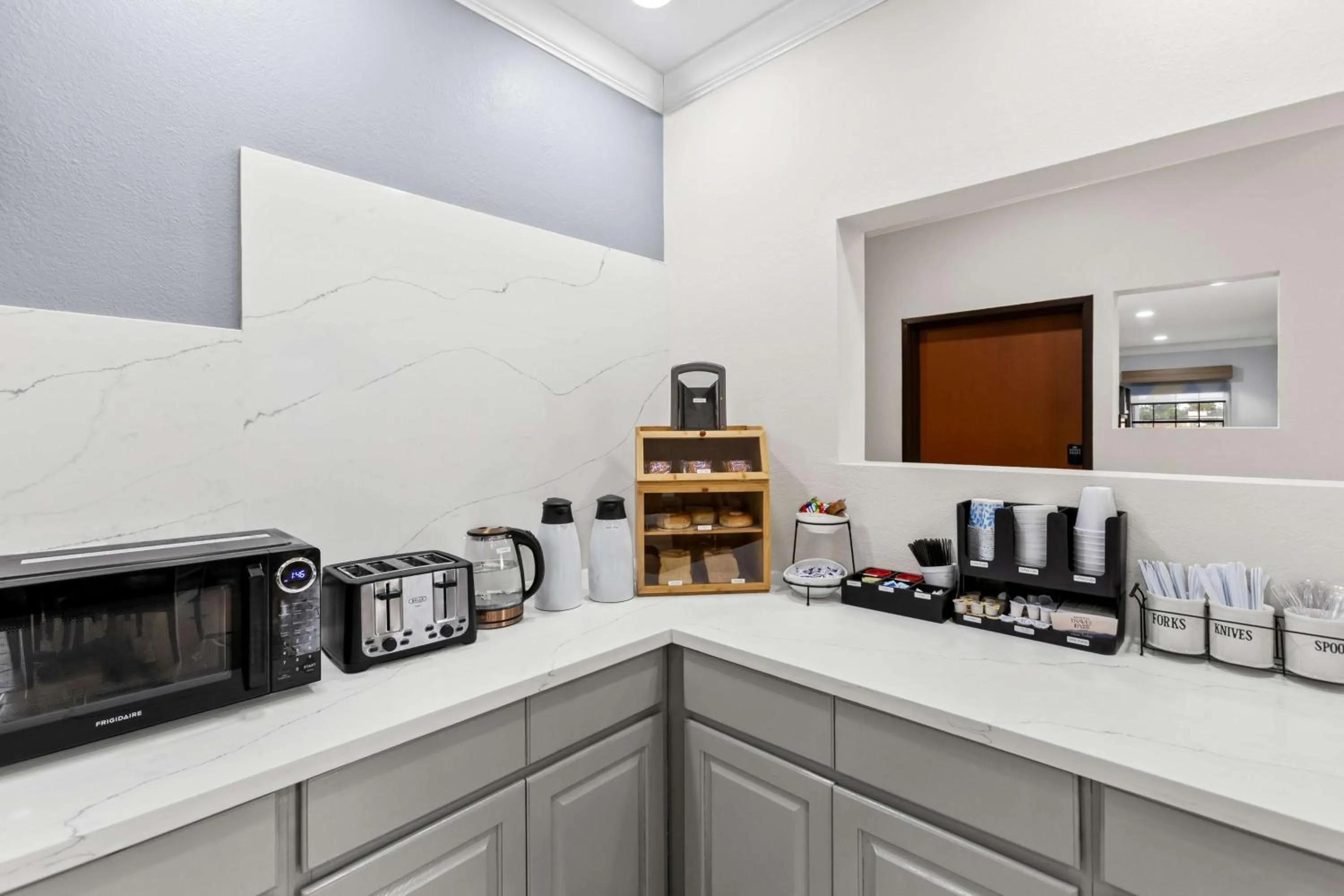 Restaurant/places to eat in Sonesta Essential Beaumont