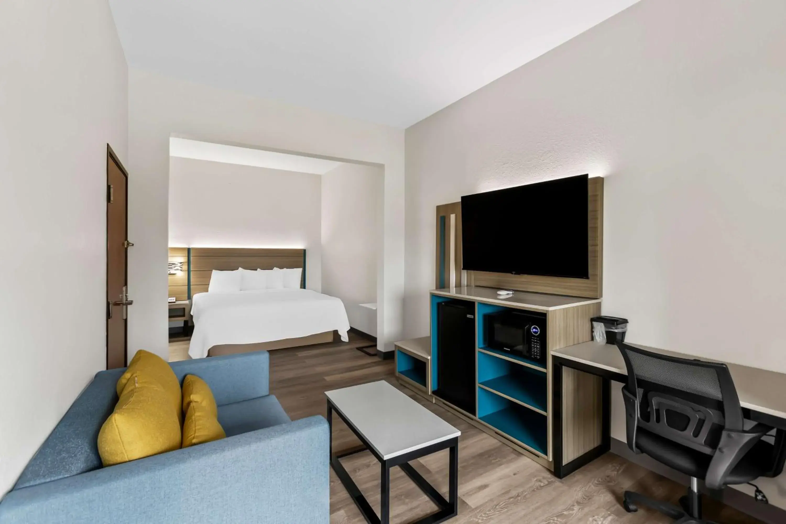 Photo of the whole room, Bed in Sonesta Essential Beaumont Photo of the whole room, Bed in Sonesta Essential Beaumont