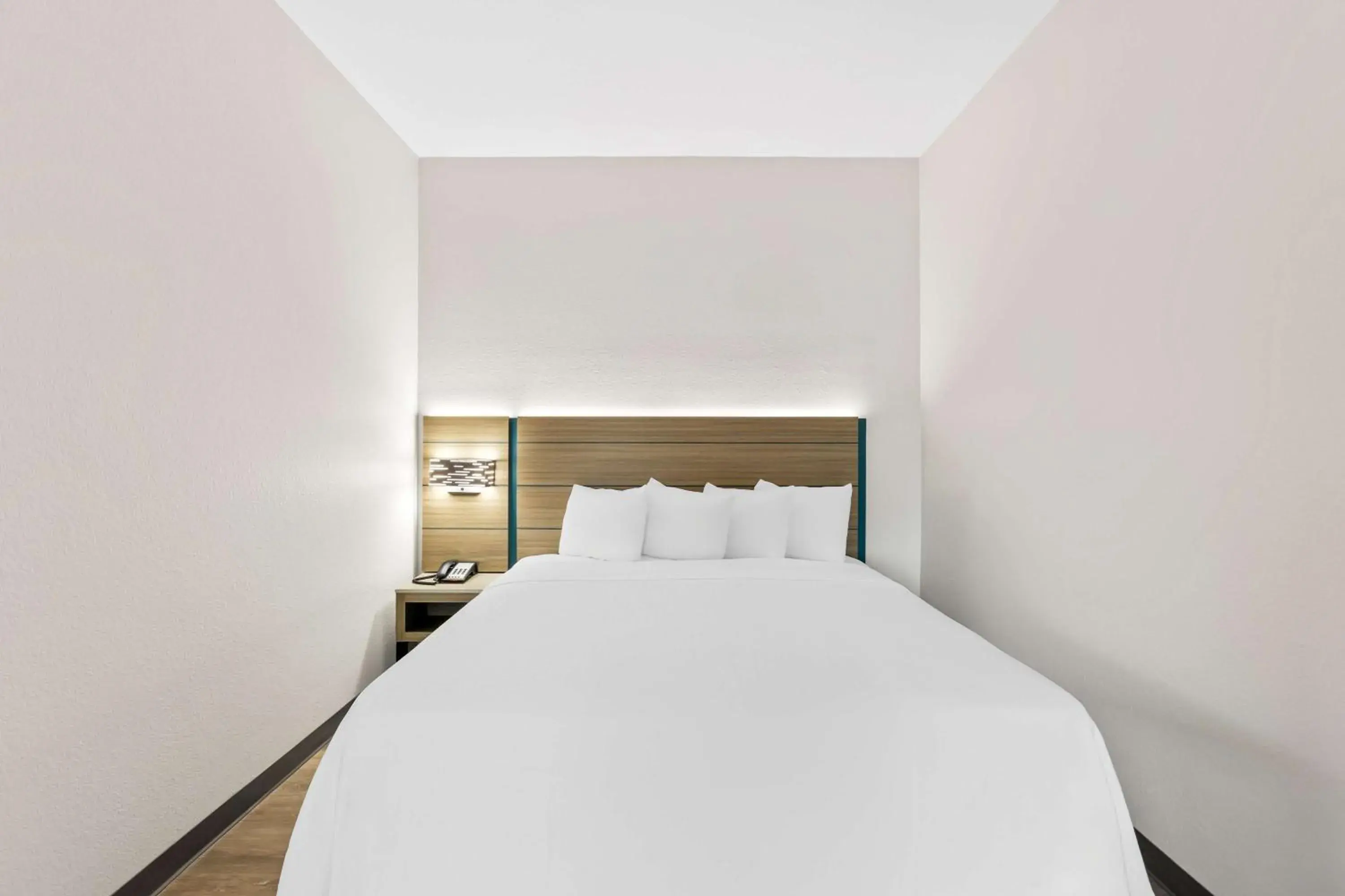Photo of the whole room, Bed in Sonesta Essential Beaumont Photo of the whole room, Bed in Sonesta Essential Beaumont