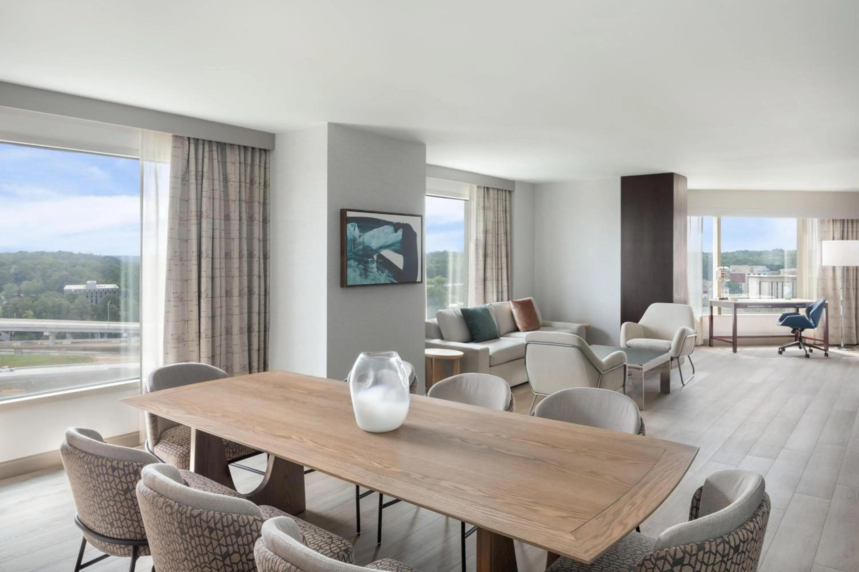 Living room in The Westin Atlanta Perimeter North