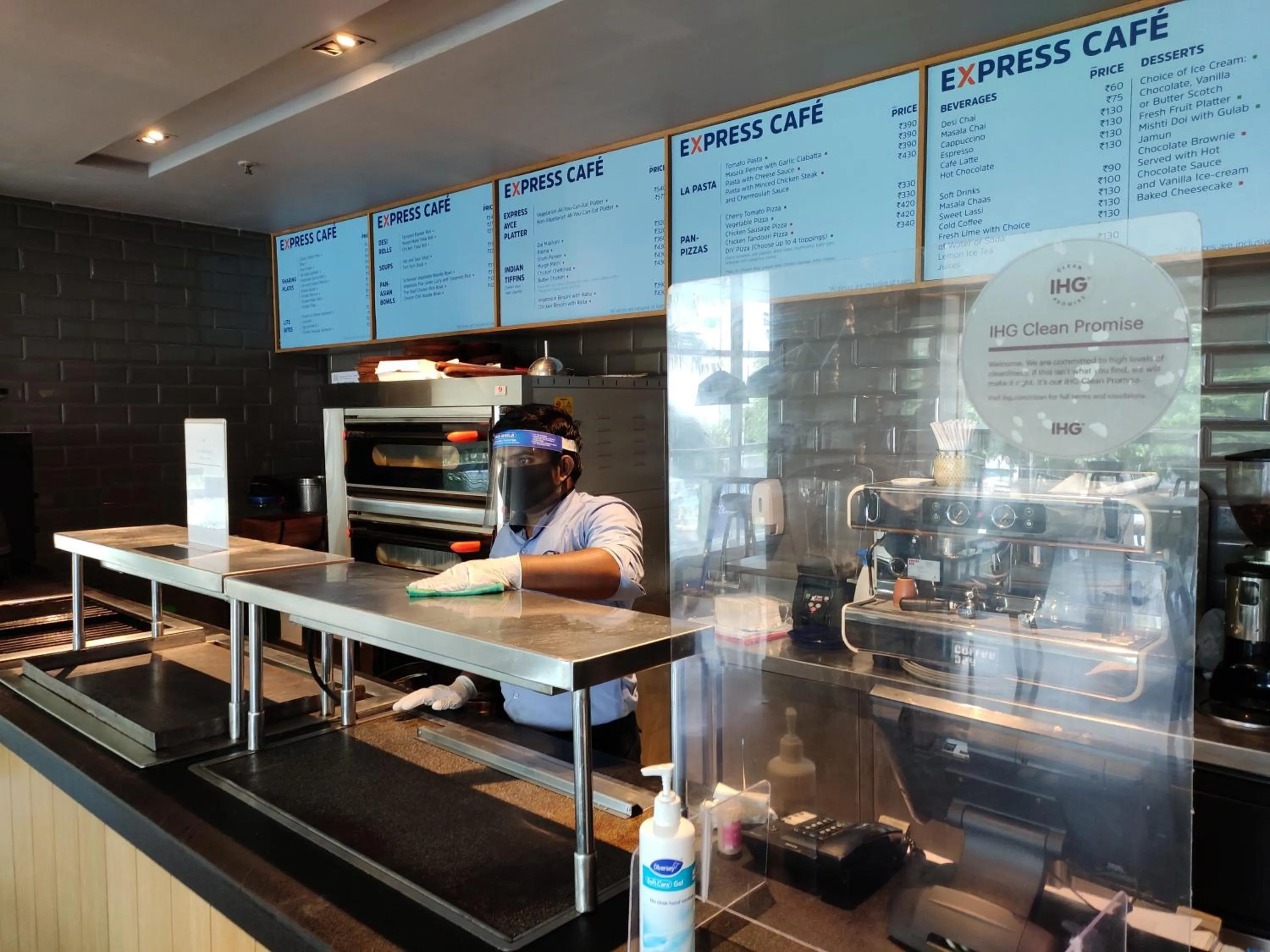 Lounge or bar in Holiday Inn Express Hyderabad Banjara Hills by IHG