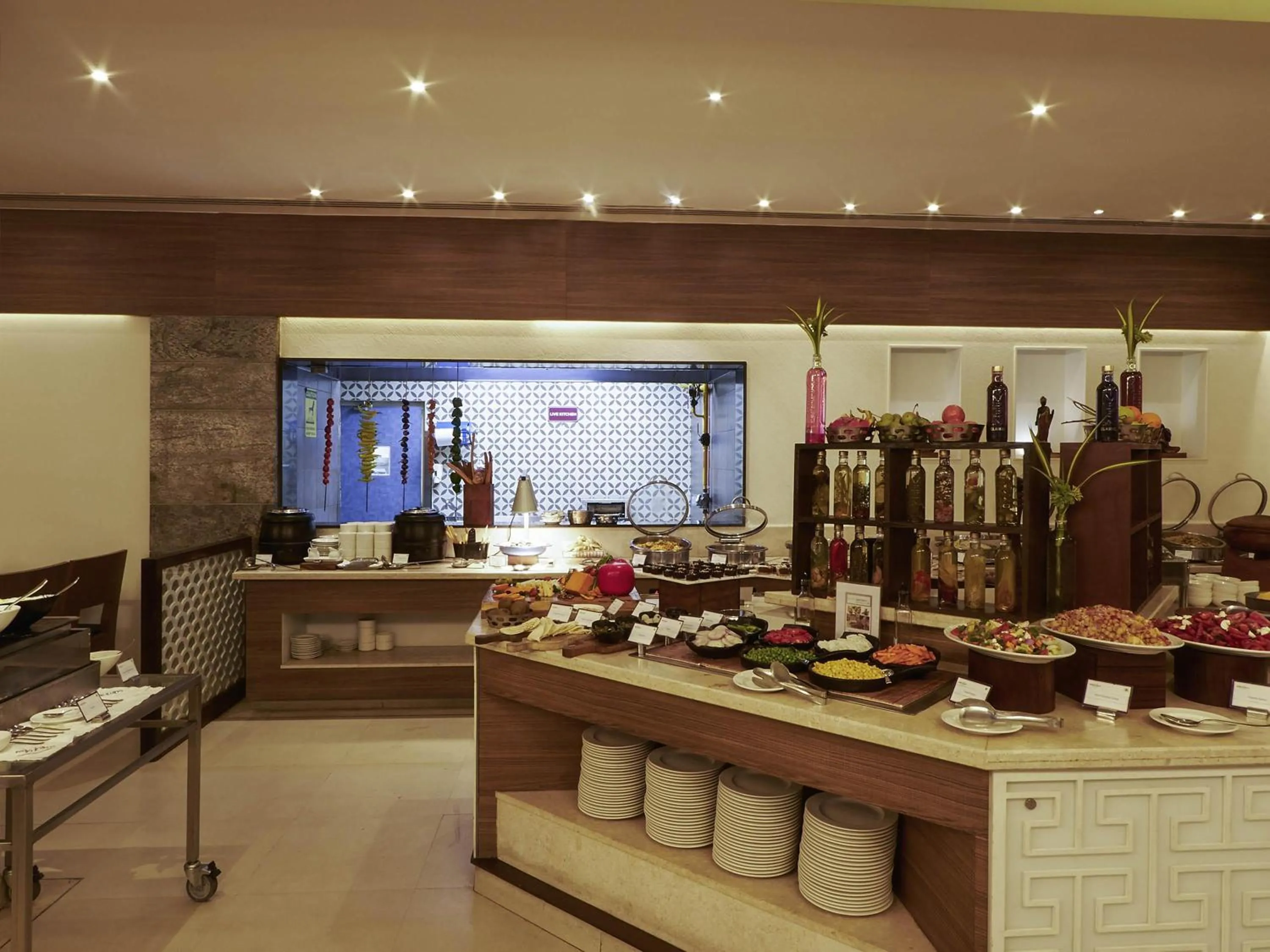 Restaurant/places to eat in Mercure Chennai Sriperumbudur