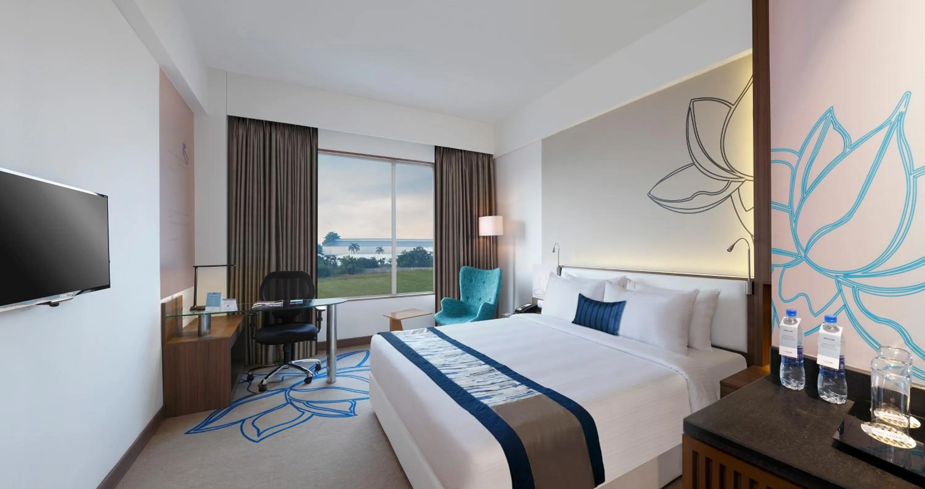 Photo of the whole room, Bed in Mercure Chennai Sriperumbudur