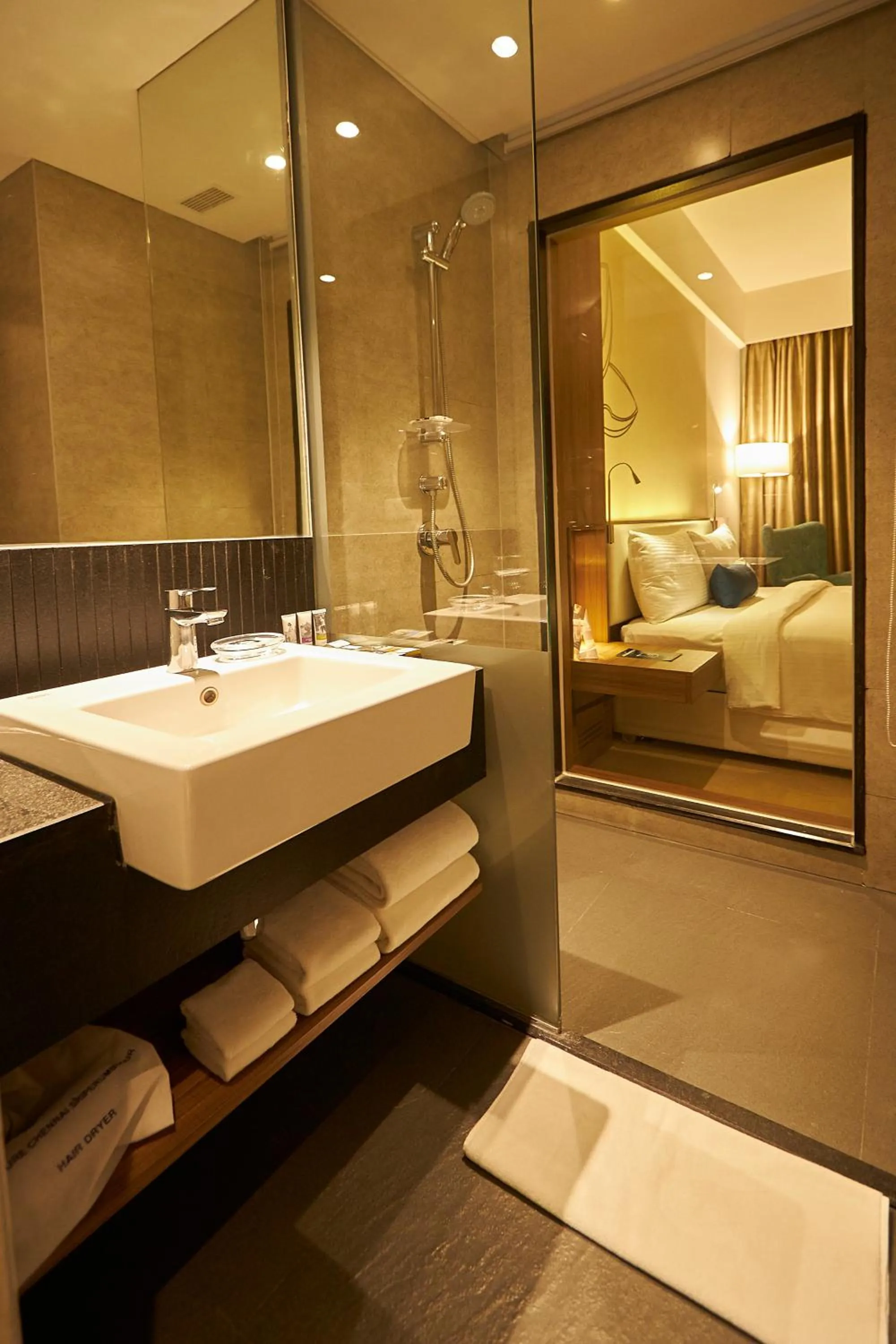 Bathroom, Bed in Mercure Chennai Sriperumbudur