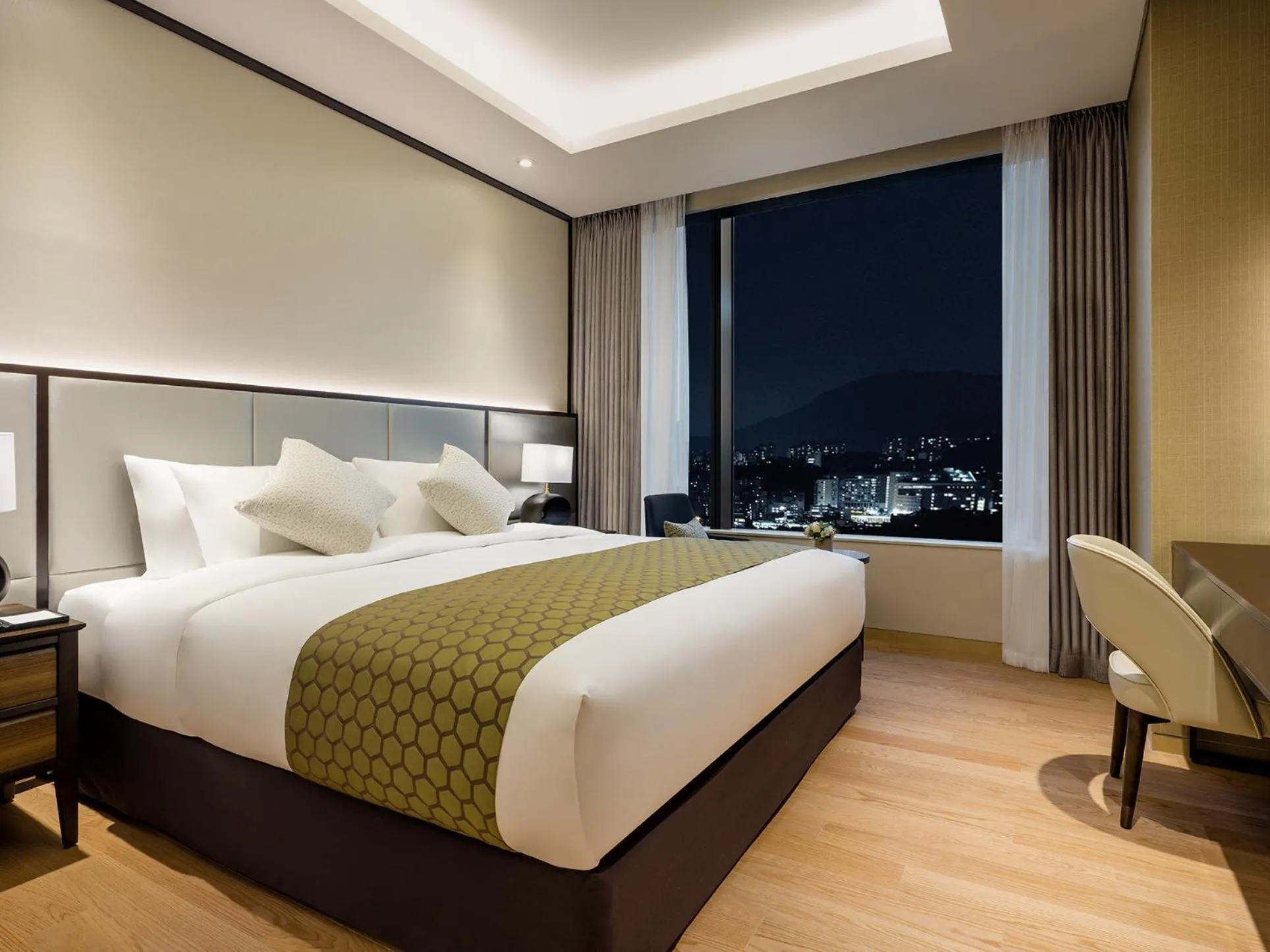Bed in Grand Mercure Ambassador Hotel and Residences Seoul Yongsan