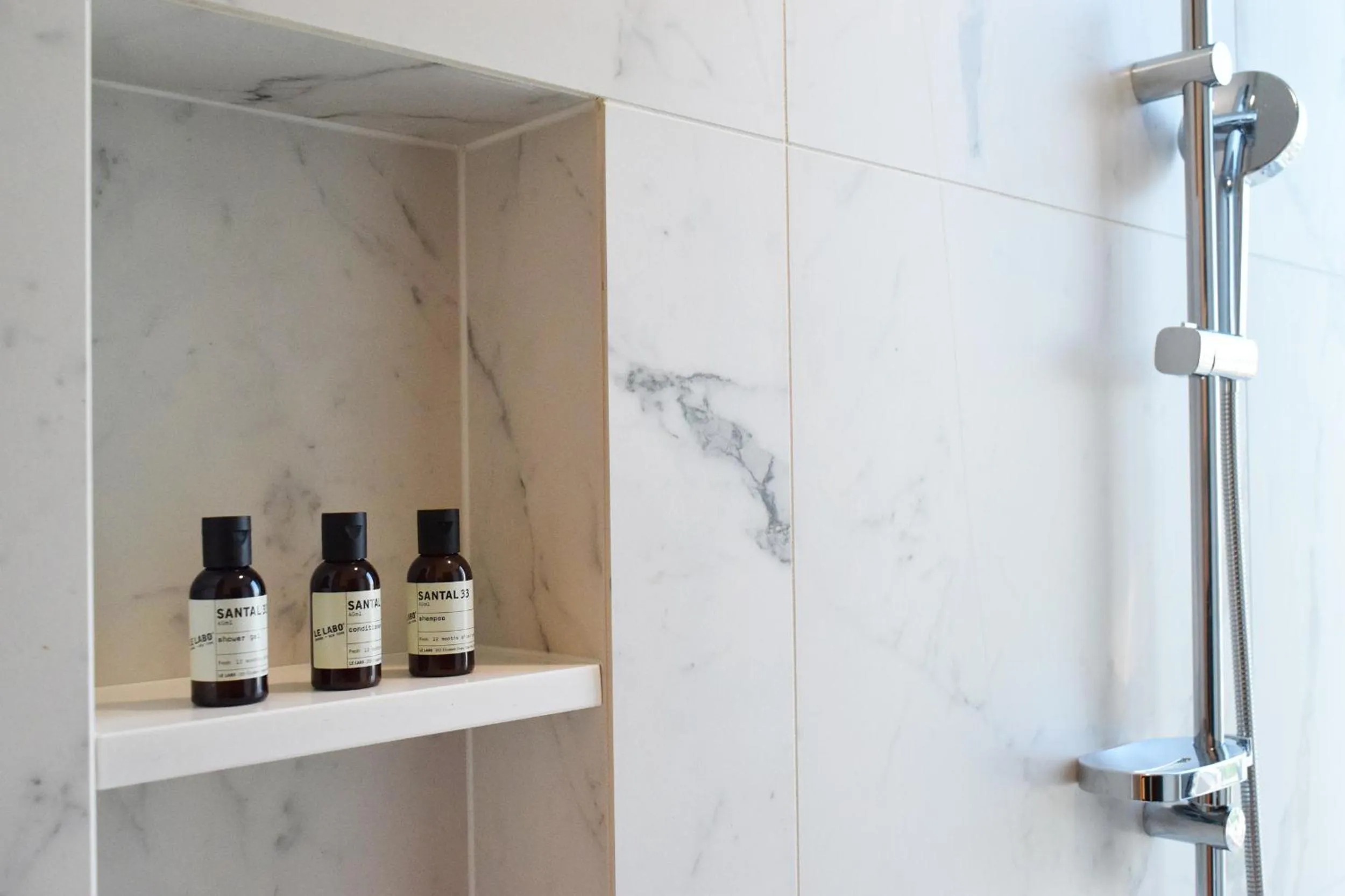 Shower in Grand Mercure Ambassador Hotel and Residences Seoul Yongsan