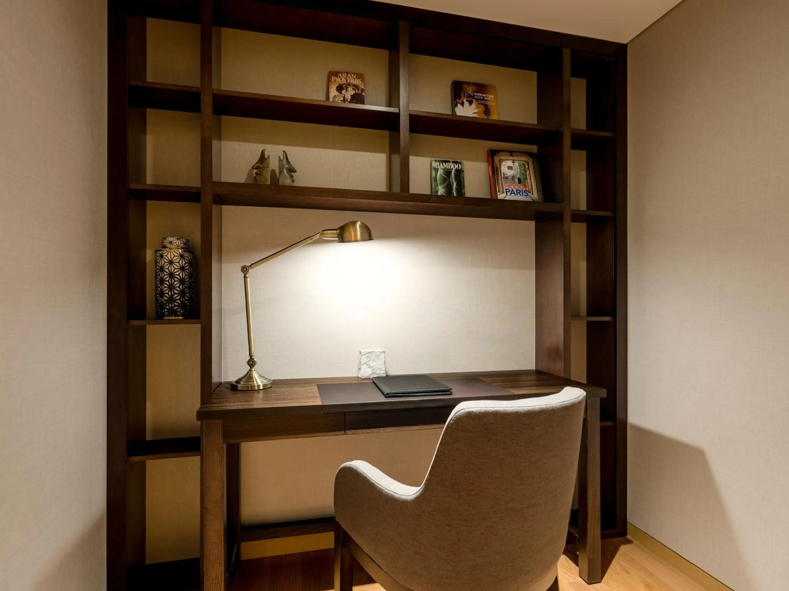 Seating area in Grand Mercure Ambassador Hotel and Residences Seoul Yongsan