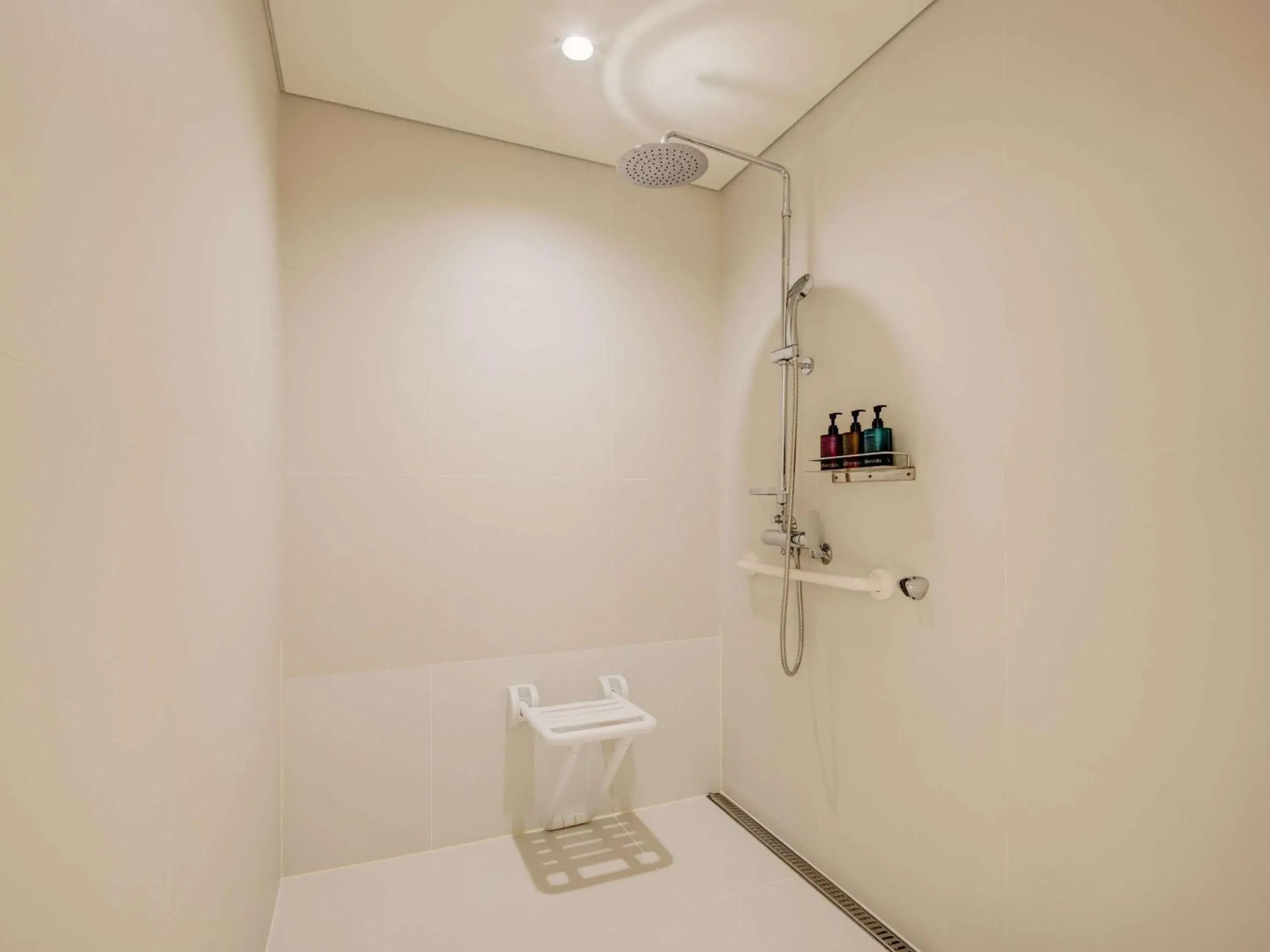 Bathroom in ibis Styles Ambassador Seoul Yongsan Bathroom in ibis Styles Ambassador Seoul Yongsan