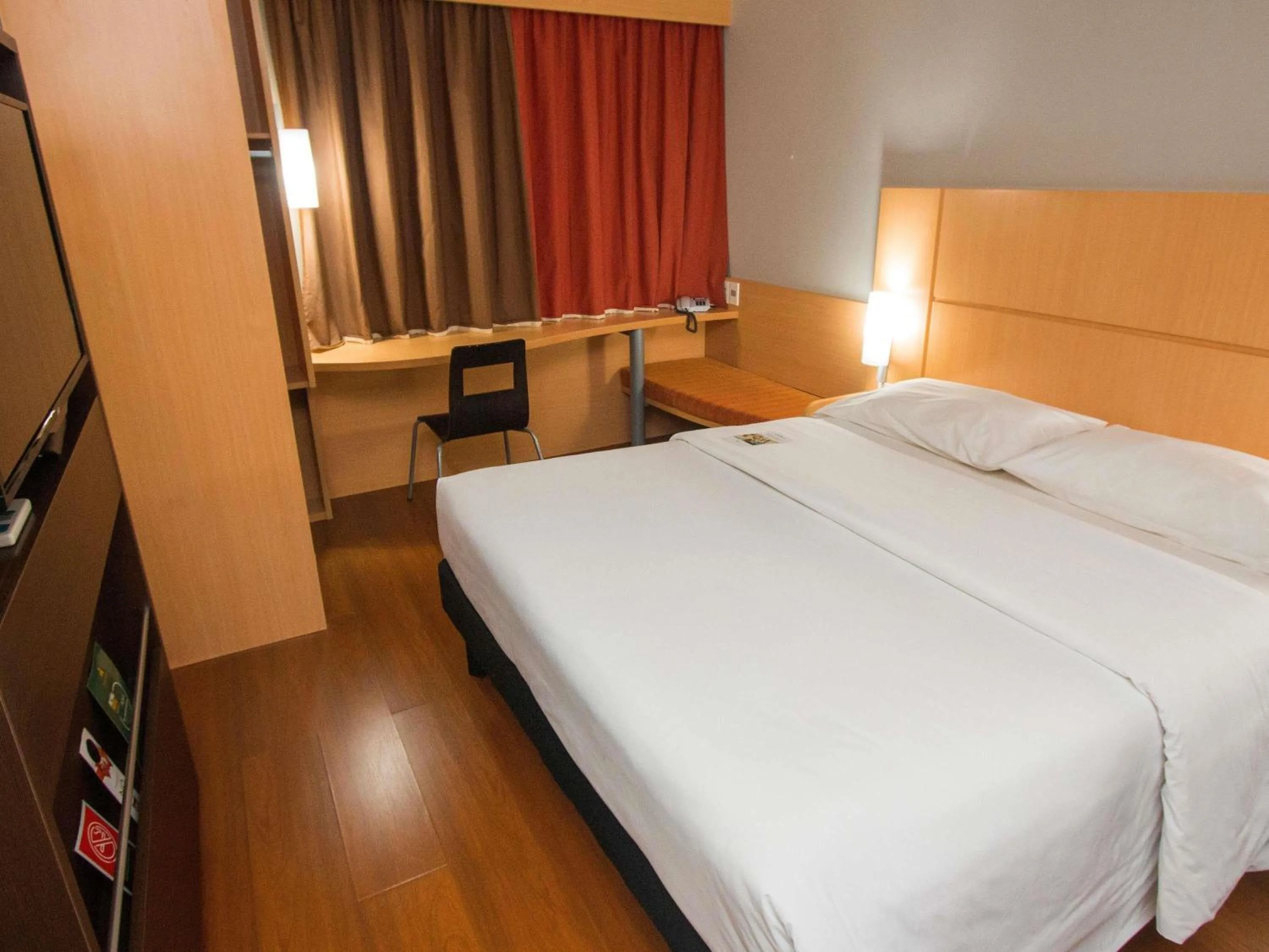 Property building, Bed in ibis Asuncion
