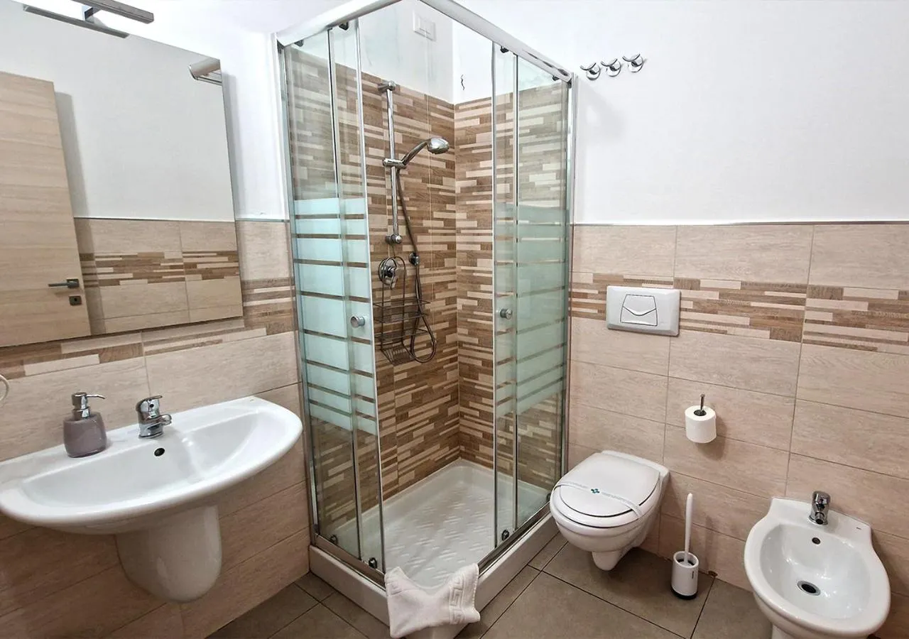 Shower in B&B Viale San Pietro