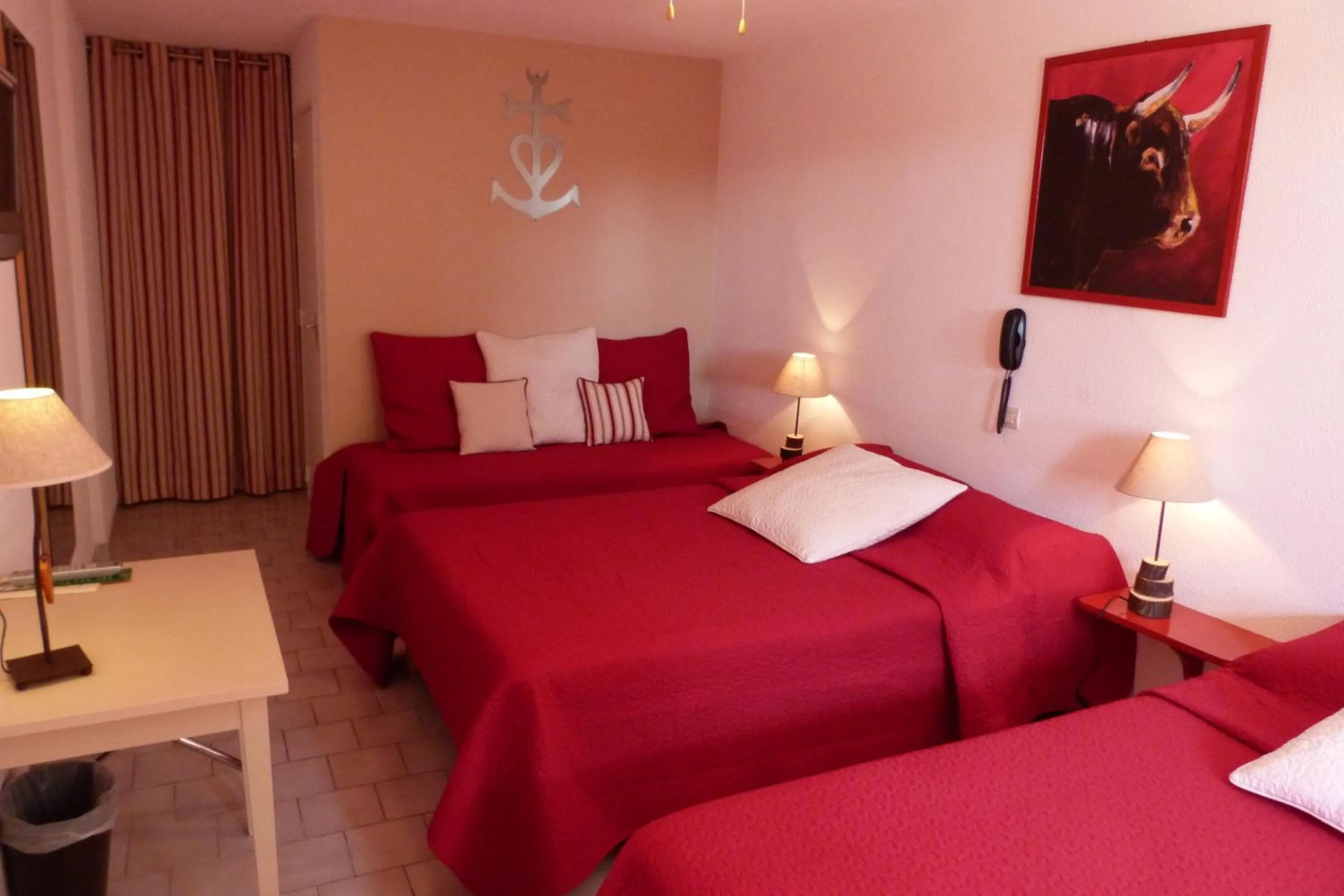 Photo of the whole room, Bed in Lou Garbin